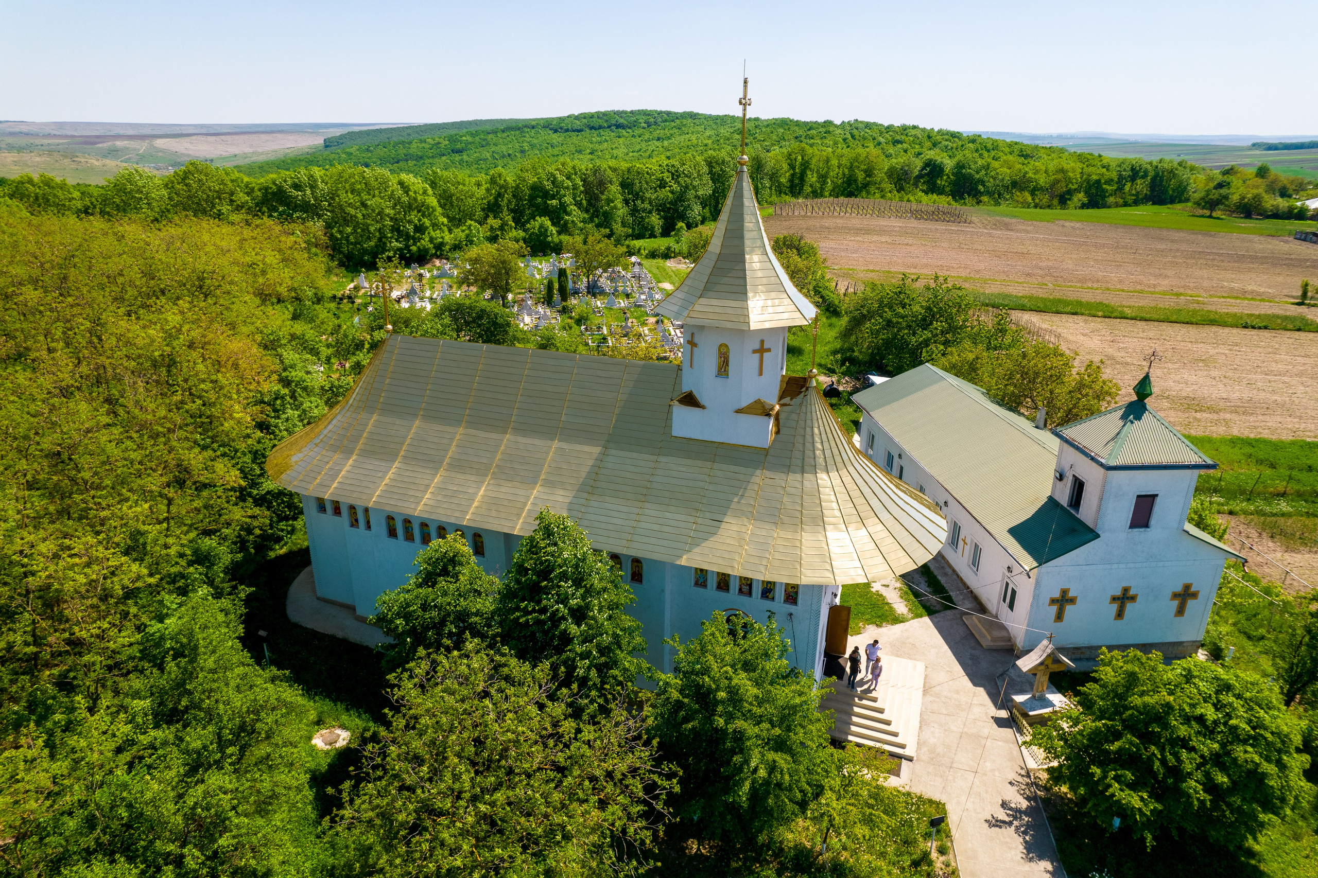 “Bebeluș botezat în biserică, ținut în brațe de nași” • “Detaliu cu lumânarea de botez decorată cu flori albe” • “Părinți emoționați alături de copilul lor la ceremonia de botez” • “Masa festivă de botez cu decor tematic și tort personalizat” • “Momentul în care preotul toarnă apă sfințită pe fruntea bebelușului” “Bebeluș în rochie albă de botez, zâmbind în brațele mamei” • “Detaliu cu cruciulița de botez așezată pe o pernă de satin” • “Părinți și nași aprinzând lumânările în timpul ceremoniei de botez” • “Tort de botez decorat cu figurine tematice și numele copilului” • “Copil botezat dormind liniștit în pătuțul decorat festiv” • “Momentul în care preotul binecuvântează copilul în fața altarului” • “Invitați adunându-se în jurul mesei festive la petrecerea de botez” • “Bebeluș ținând în mână o jucărie personalizată primită la botez” • “Familie fericită pozând împreună după ceremonia de botez” • “Decor tematic cu baloane și flori la locația petrecerii de botez” fotograf Botoșani fotograf evenimente fotograf botez Alin Chirila fotograf alinofotostudio,- Preotul ținându-l pe micuțul Mathias Gabriel la botez, în biserica Înălțarea Domnului, Copălău - Detalii de la botezul lui Mathias – lumânare, trusou și icoană - Familia lui Mathias Gabriel alături de micuț, în ziua botezului - Portret emoționant cu mama și bebelușul în brațe, în biserică,fotograf profesionist evenimente Botoșani, Iași, Suceava, Fălticeni, Bacău, Pașcani, Roman - AlinoFotoStudio by Alin Chirilă - servicii foto nuntă, botez, cununie, ședințe foto creative, albume personalizate, fotografii emoționante și calitative pentru cele mai importante momente din viață,fotograf nuntă Botoșani Alin Chirilă, ședință foto botez Iași - AlinoFotoStudio, servicii fotograf profesionist evenimente Suceava, fotograf cununie civilă Fălticeni - Alin Chirilă, album foto nuntă personalizat Bacău.“Bebeluș botezat în biserică, ținut în brațe de nași” • “Detaliu cu lumânarea de botez decorată cu flori albe” • “Părinți emoționați alături de copilul lor la ceremonia de botez” • “Masa festivă de botez cu decor tematic și tort personalizat” • “Momentul în care preotul toarnă apă sfințită pe fruntea bebelușului” “Bebeluș în rochie albă de botez, zâmbind în brațele mamei” • “Detaliu cu cruciulița de botez așezată pe o pernă de satin” • “Părinți și nași aprinzând lumânările în timpul ceremoniei de botez” • “Tort de botez decorat cu figurine tematice și numele copilului” • “Copil botezat dormind liniștit în pătuțul decorat festiv” • “Momentul în care preotul binecuvântează copilul în fața altarului” • “Invitați adunându-se în jurul mesei festive la petrecerea de botez” • “Bebeluș ținând în mână o jucărie personalizată primită la botez” • “Familie fericită pozând împreună după ceremonia de botez” • “Decor tematic cu baloane și flori la locația petrecerii de botez” fotograf Botoșani fotograf evenimente fotograf botez Alin Chirila fotograf alinofotostudio.fotograf botez Amelis Maria, fotografie botez Botoșani, fotograf Alin Chirilă, amintiri botez, fotografii botez, botez Amelis Maria, fotograf copii, fotografie botez în Botoșani,