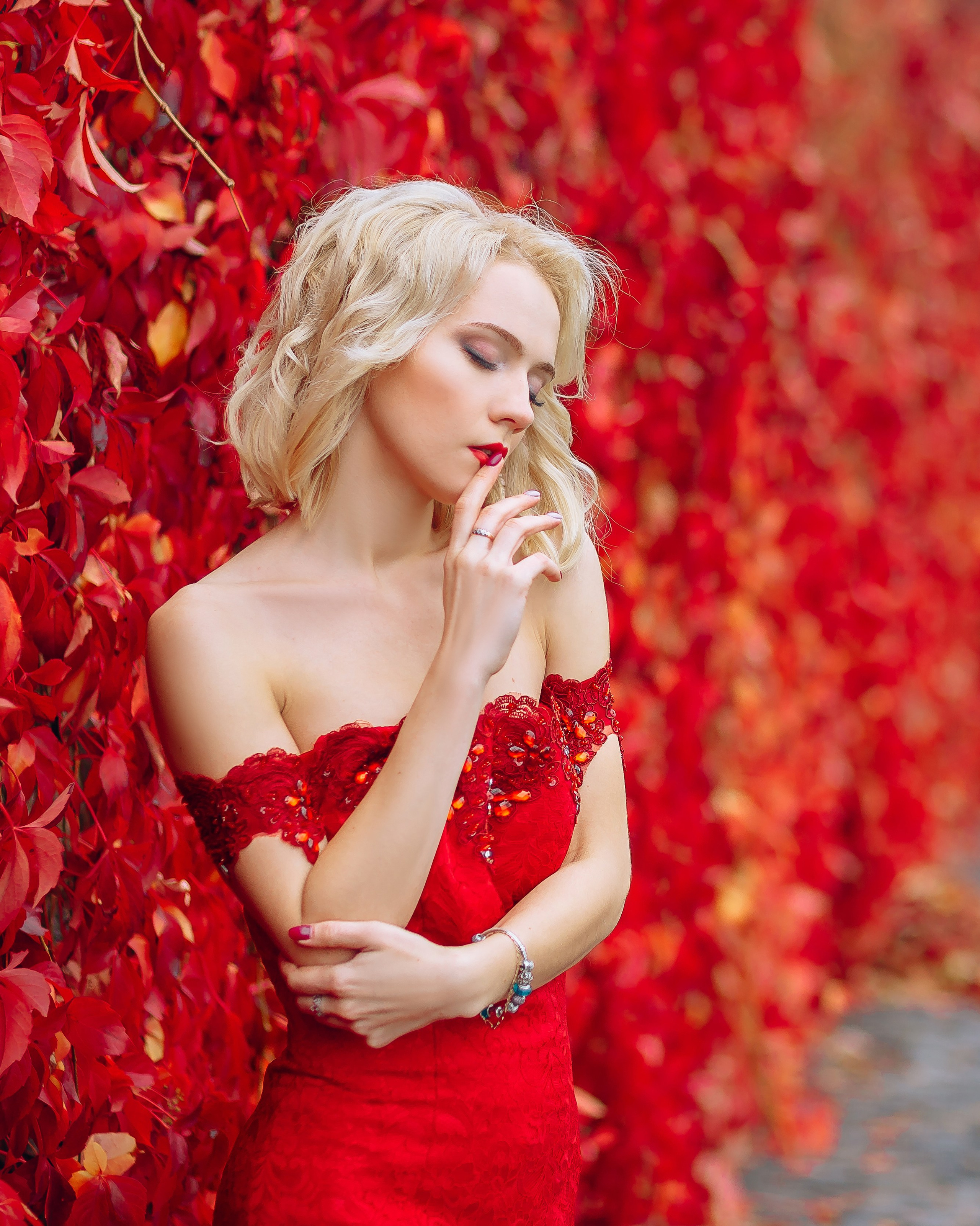 A bright image for an autumn photo shoot in Montenegro from a makeup artist to a hairdresser in Budva