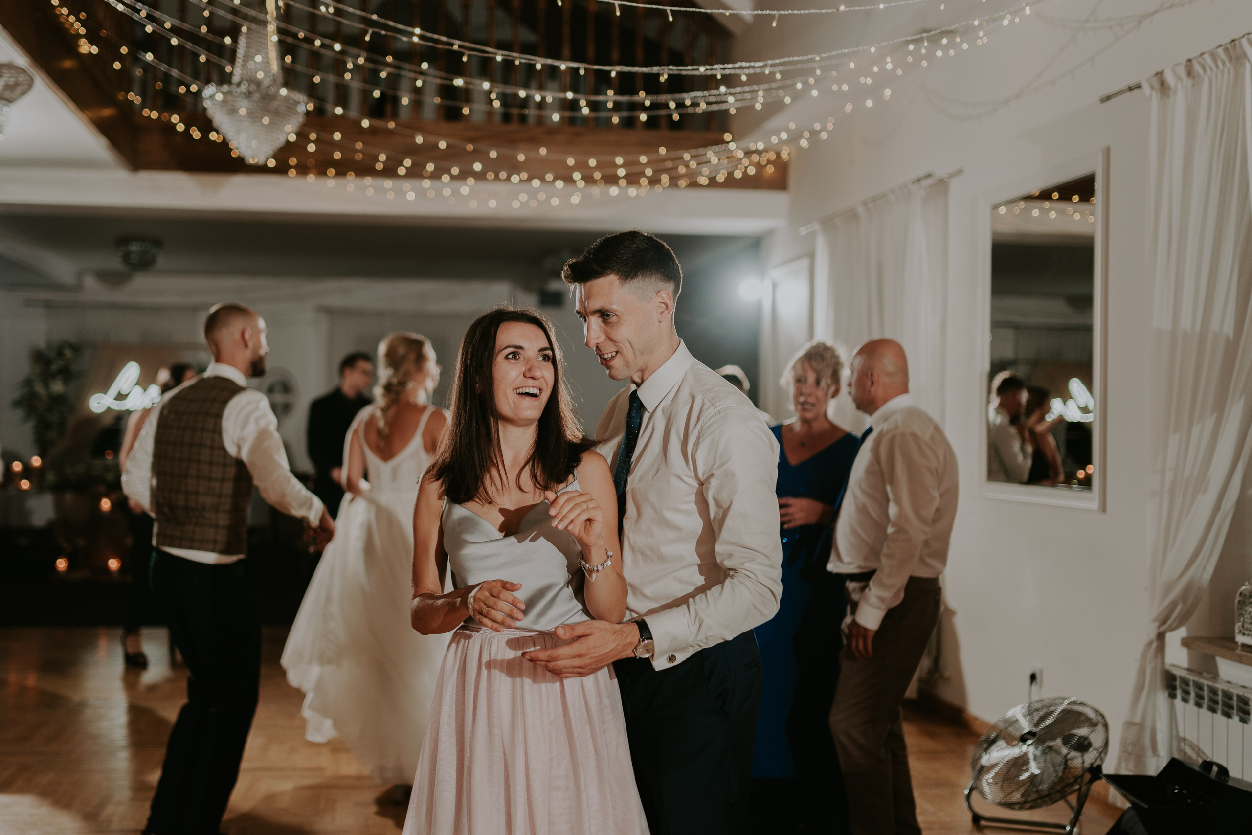 Dwór Wierzbno: plenerowy ślub pod wierzbą. Karkowskafoto - fotografia miłości