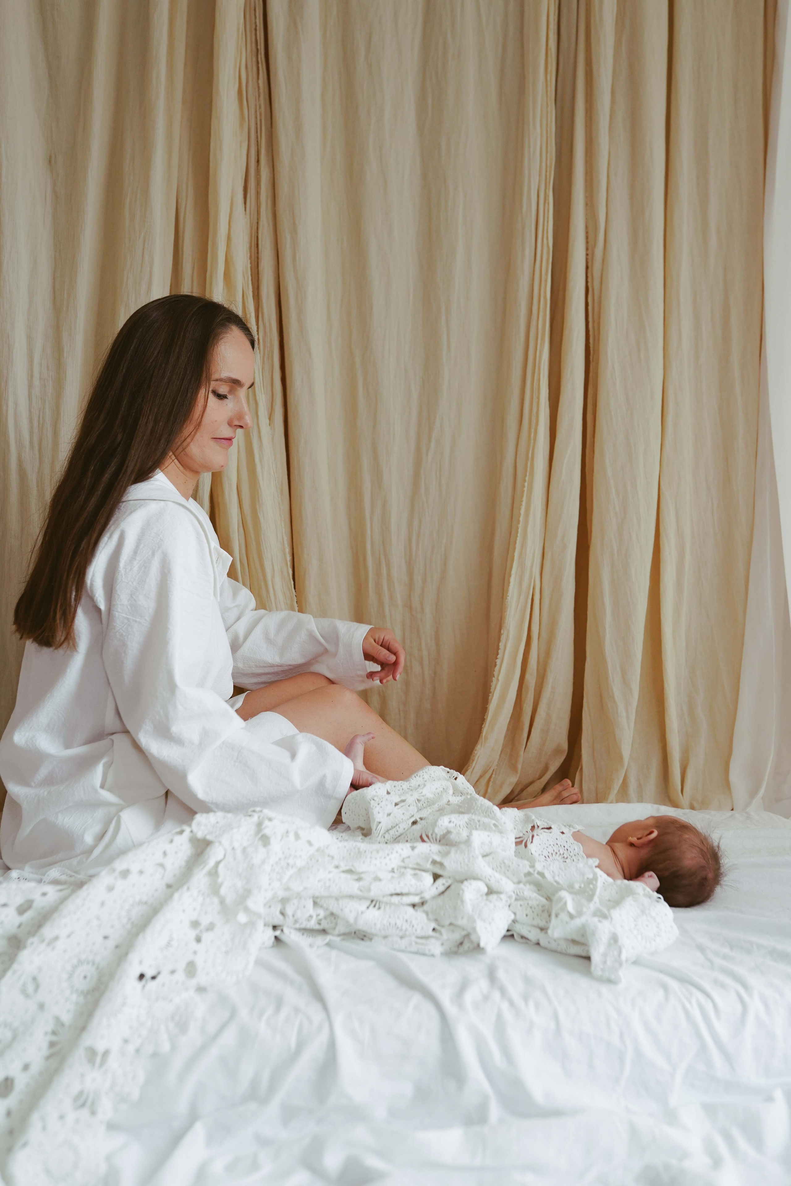 Inspira sesiune foto nou-nascut. Madalina Beda- Artist vizual, fotograf, doula la nastere, consultant babywearing Brasov si in toata tara