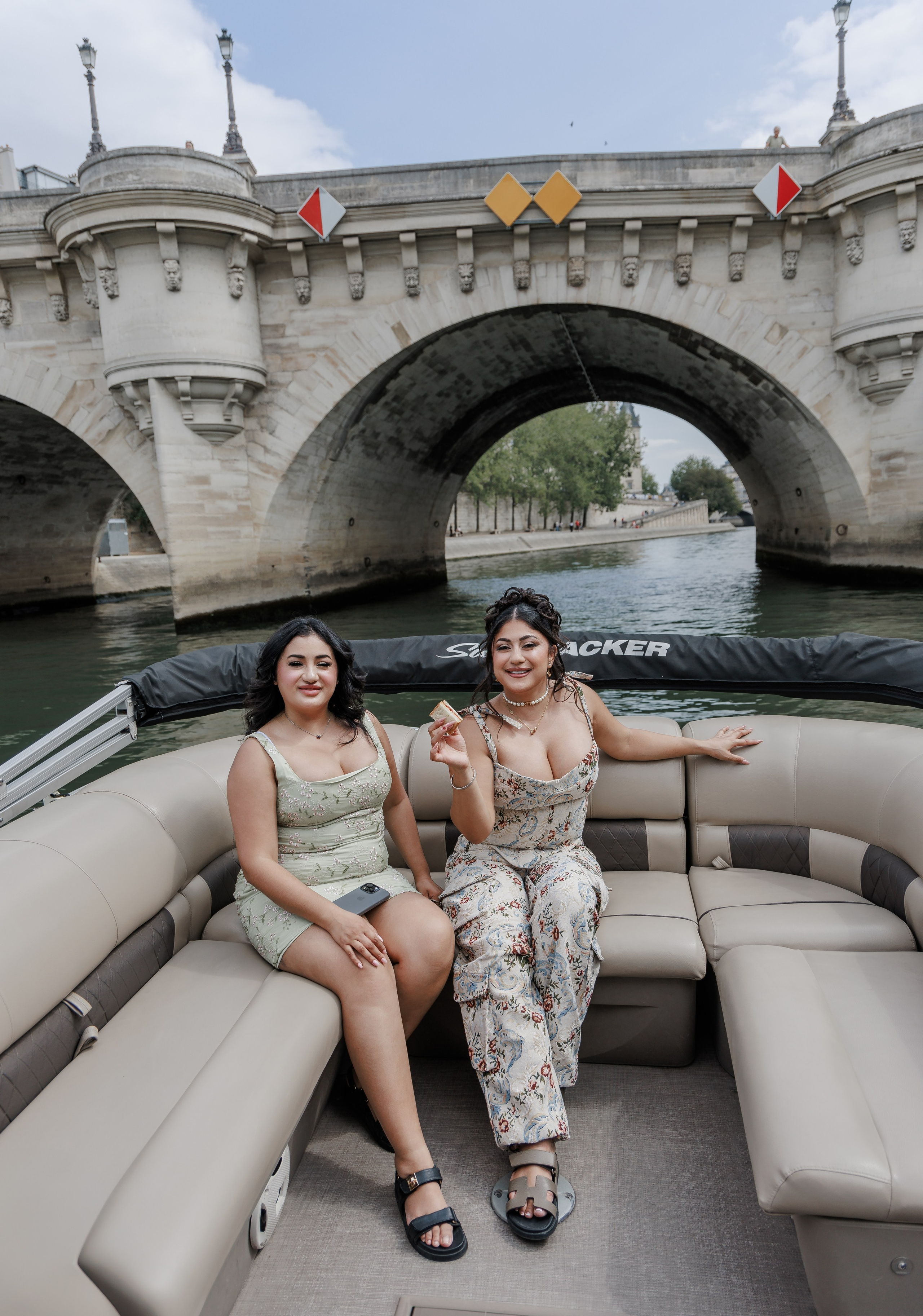 Sail, Sip & Smile: A Private Seine Cruise with Your Personal Photographer & Filmmaker. Photographe à Paris