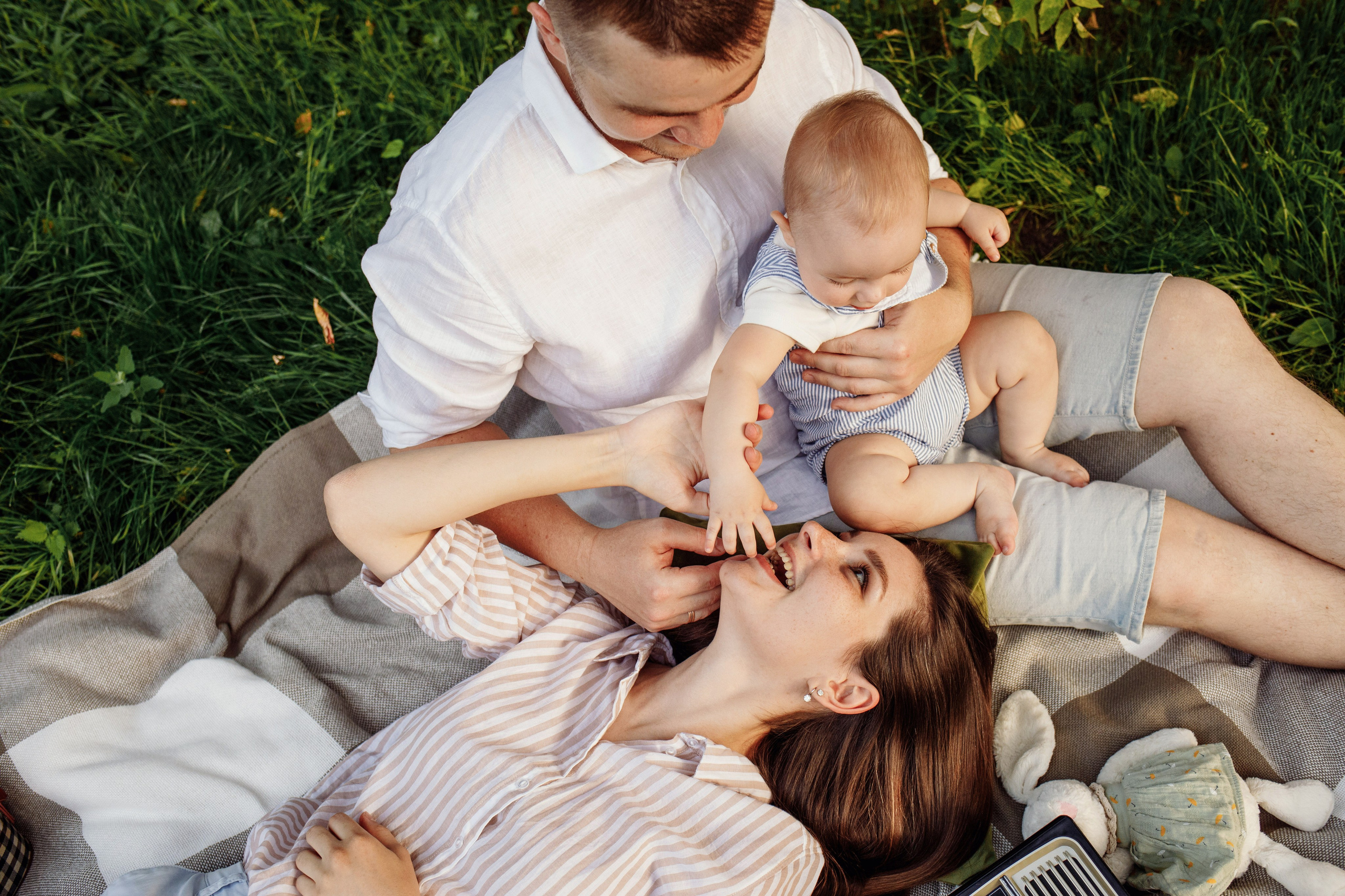 Adorable baby portraits capturing curiosity and first smiles in a natural home setting. Alisa Tant — Family and newborn photographer Bucks County, Montgomery county, Philadelphia, NJ