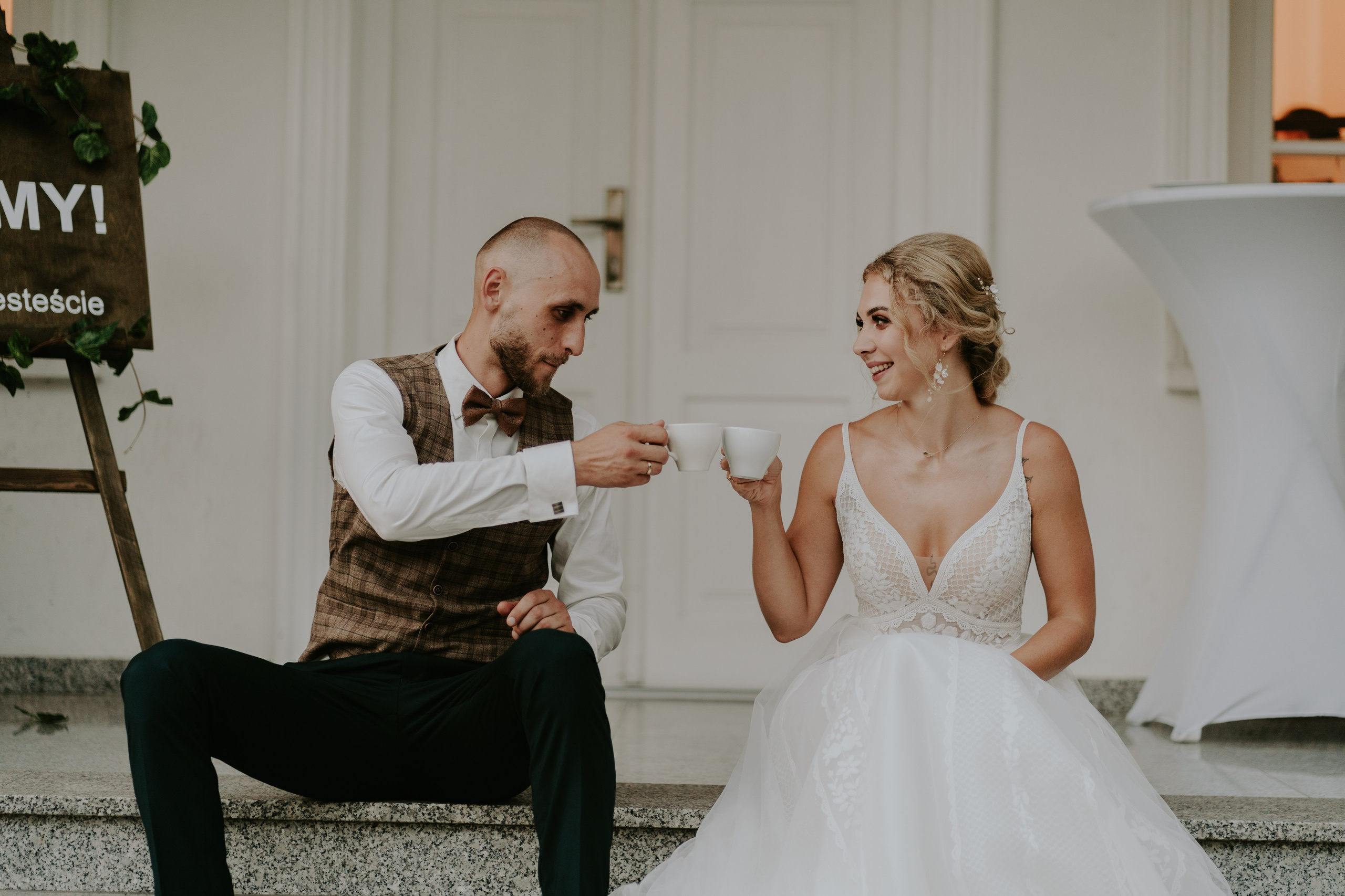 Dwór Wierzbno: plenerowy ślub pod wierzbą. Karkowskafoto - fotografia miłości