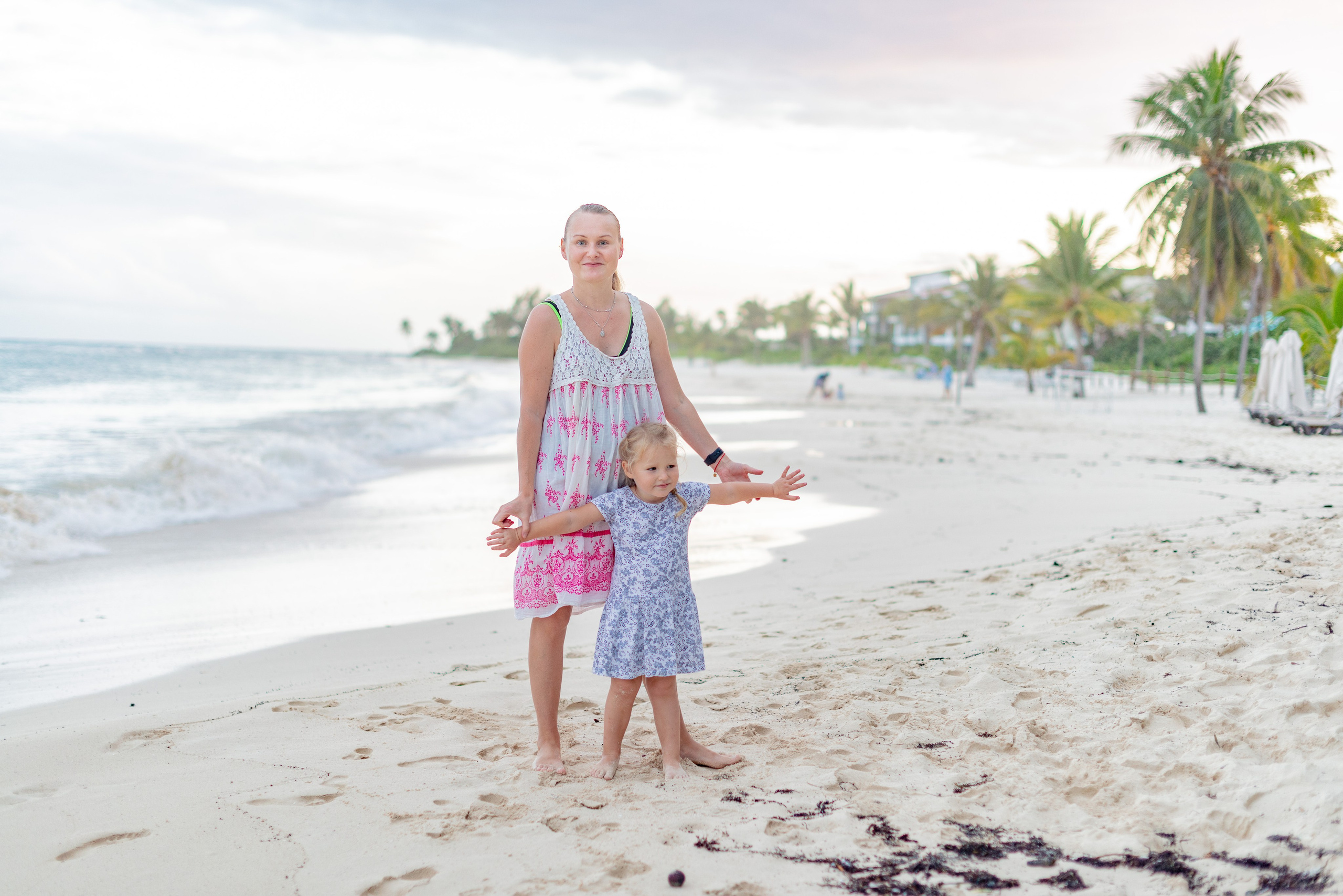 A family walk on the beach. FOTÓGRAFO MÉXICO QUINTANA ROO