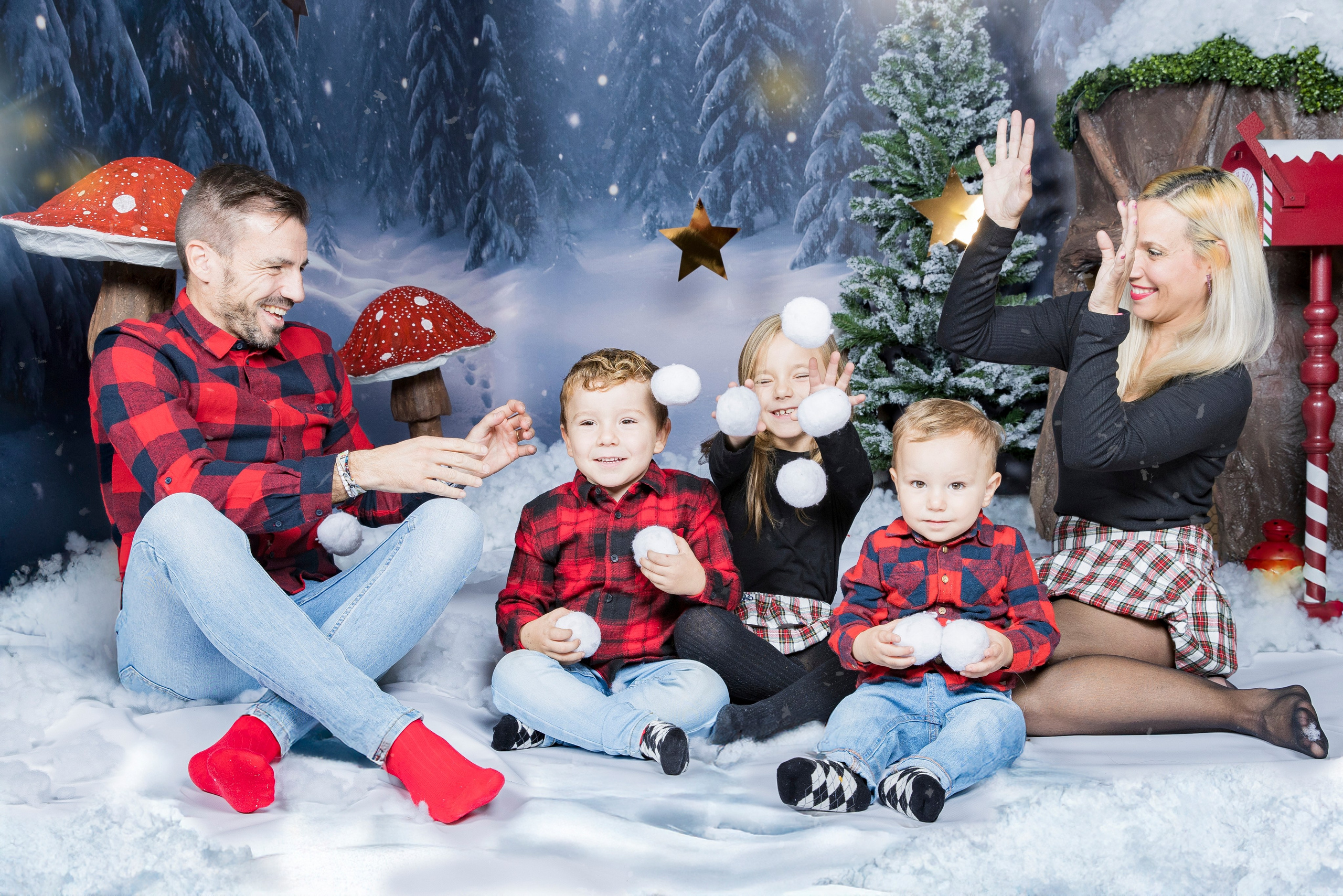 “Sesión de fotos de Navidad en estudio con decorado bosque nevado – Rainbox Estudio de Fotografía”