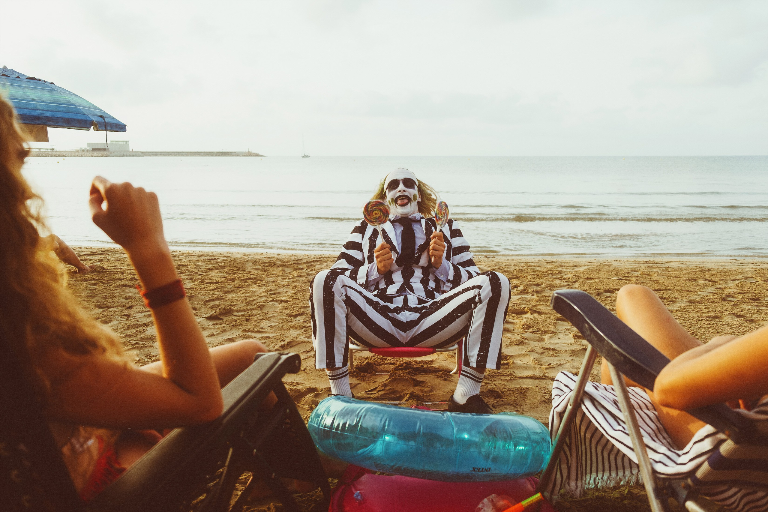 Beetlejuice на море: Экспериментальная фотосессия с цирковыми артистами — Фотограф Андрей Луковников