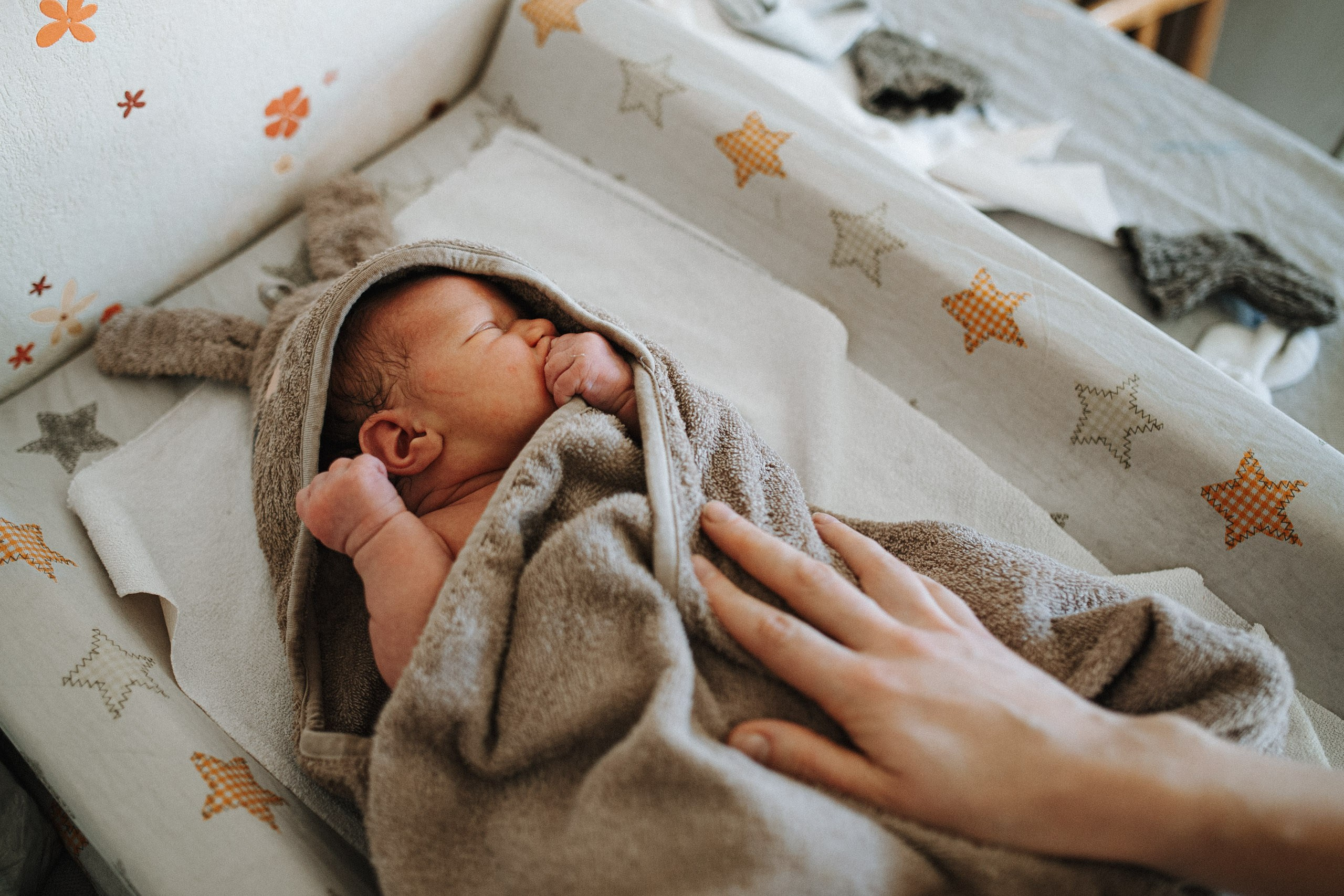 Jaundzimušā bērna fotosesija mājās