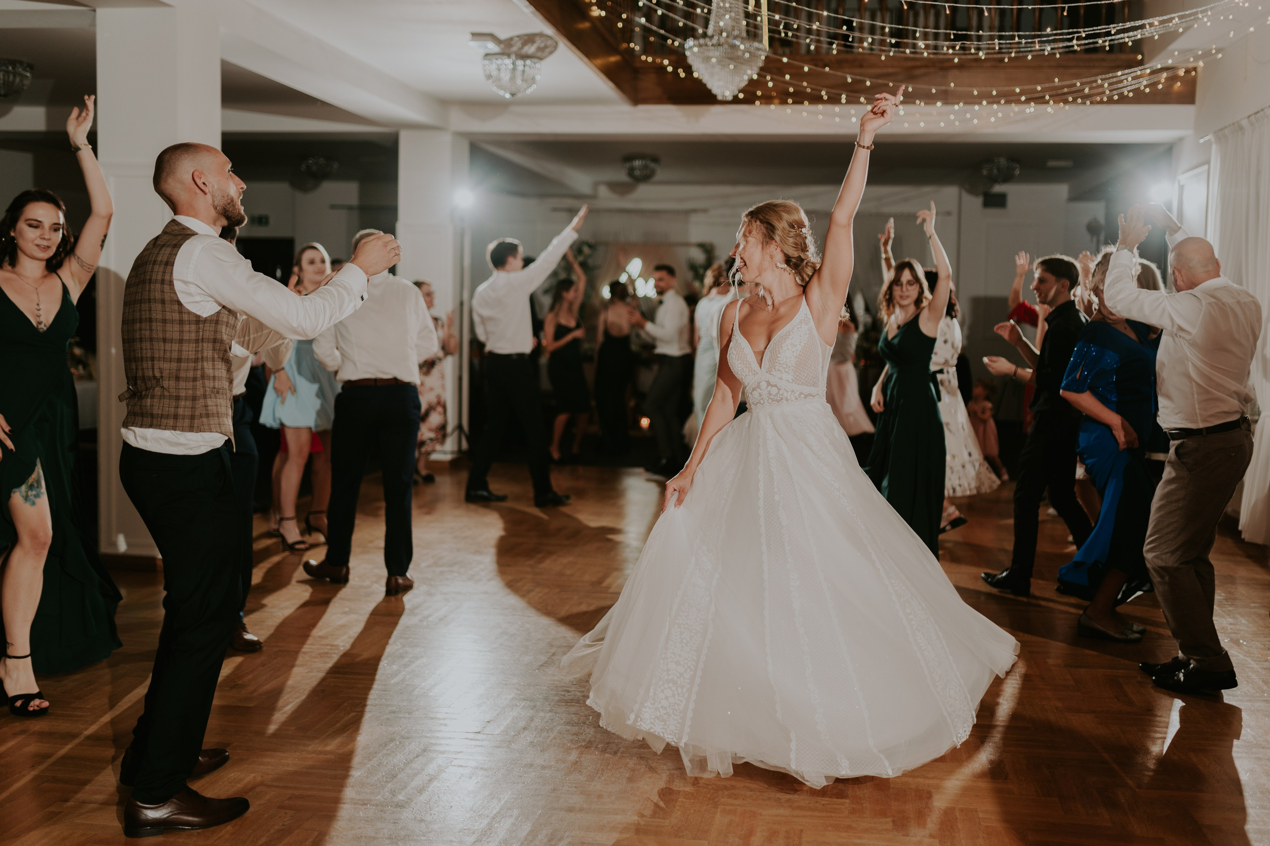 Dwór Wierzbno: plenerowy ślub pod wierzbą. Karkowskafoto - fotografia miłości