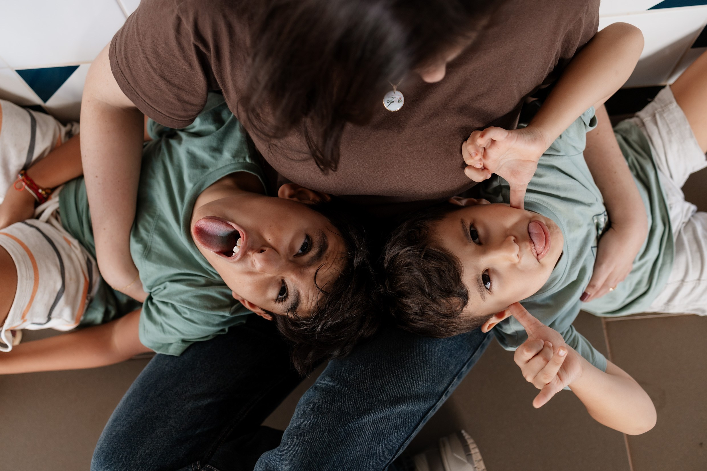 Ensaio mãe e filhos em Brasília • Asa Norte | Fotografia de Família. Fotógrafa em Brasília e Recife | Ensaios de família, gestante e festas infantis — Ize Fotografia