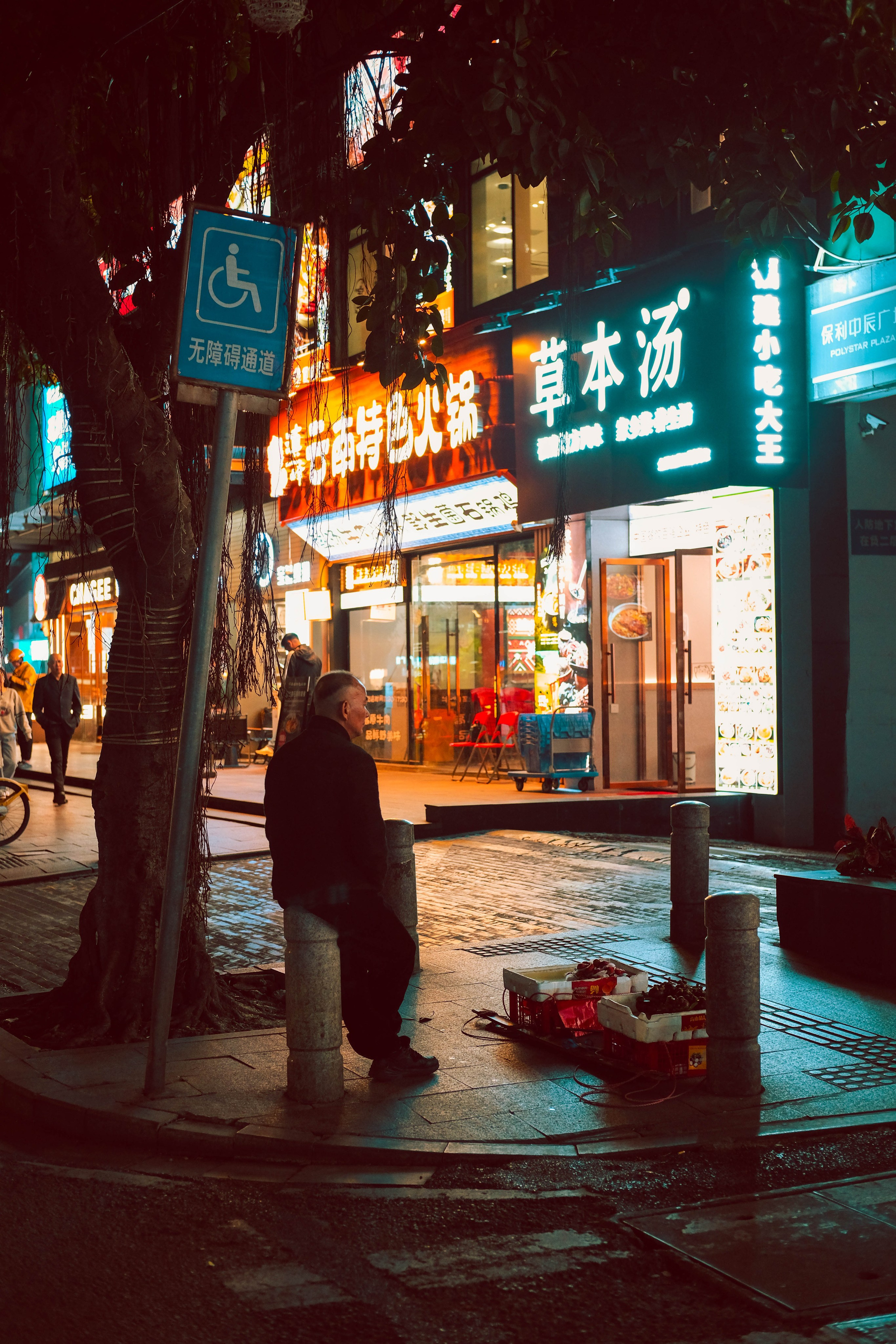 Guangzhou Street Photography at Night | Candid Street Photography by Yukophotography | 街头摄影师广州
