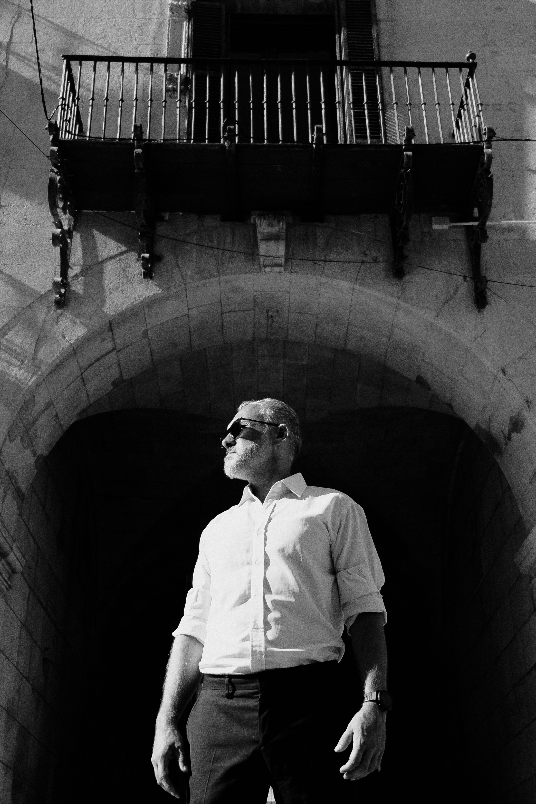 Портретная фотосессия музыканта Robert Skarsbakk в старом городе Аликанте для обложки альбома — Фотограф Андрей Луковников