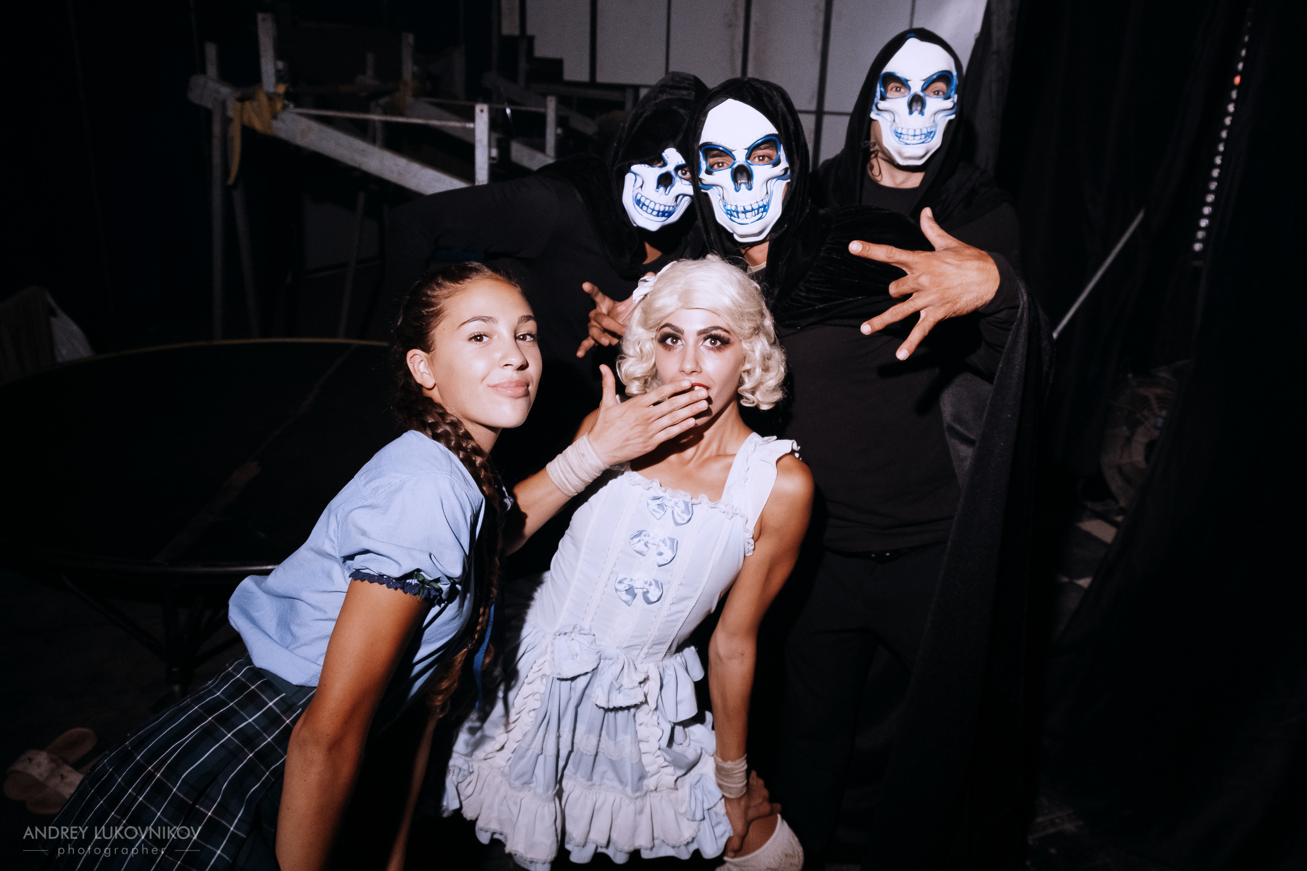 Sesión de fotos entre bastidores en El Circo Encantado: la vida de los artistas tras bambalinas