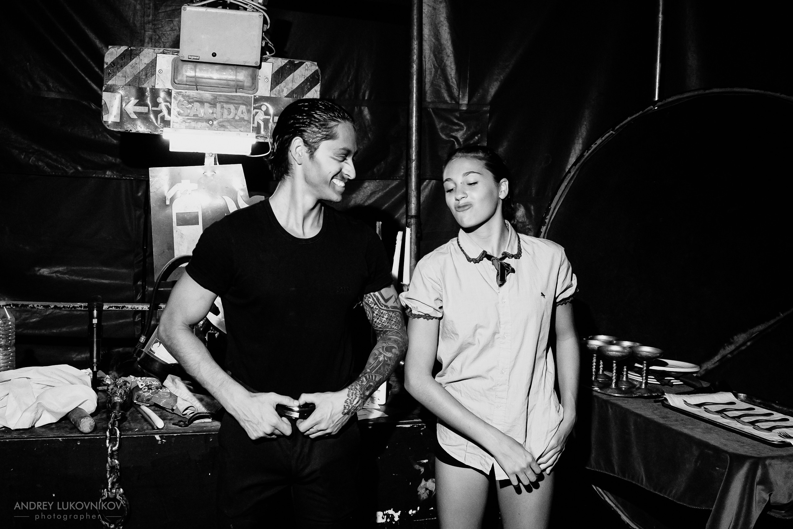 Sesión de fotos entre bastidores en El Circo Encantado: la vida de los artistas tras bambalinas