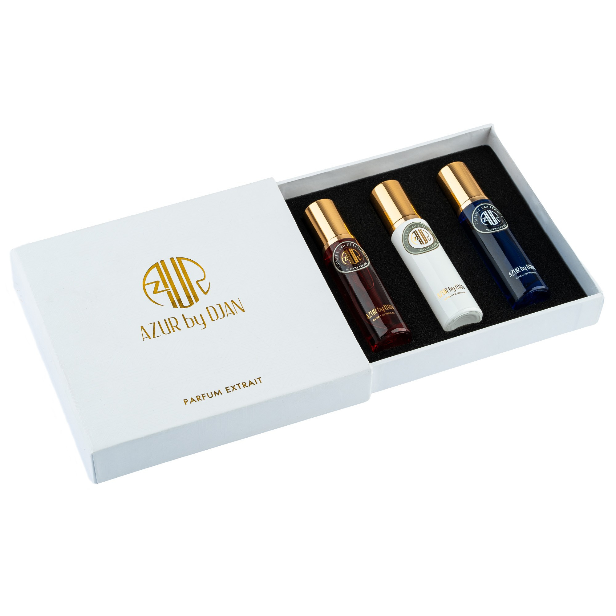 Qara köpük içlikdə yerləşdirilmiş üç nümunə sprey butulkasından (tünd qırmızı, ağ və tünd göy rəngdə) ibarət açılmış ağ hədiyyə qutusu. Qutunun üzərində "AZUR by DJAN PARFUM EXTRAIT" yazısı qızılı rəngdə qeyd olunub.