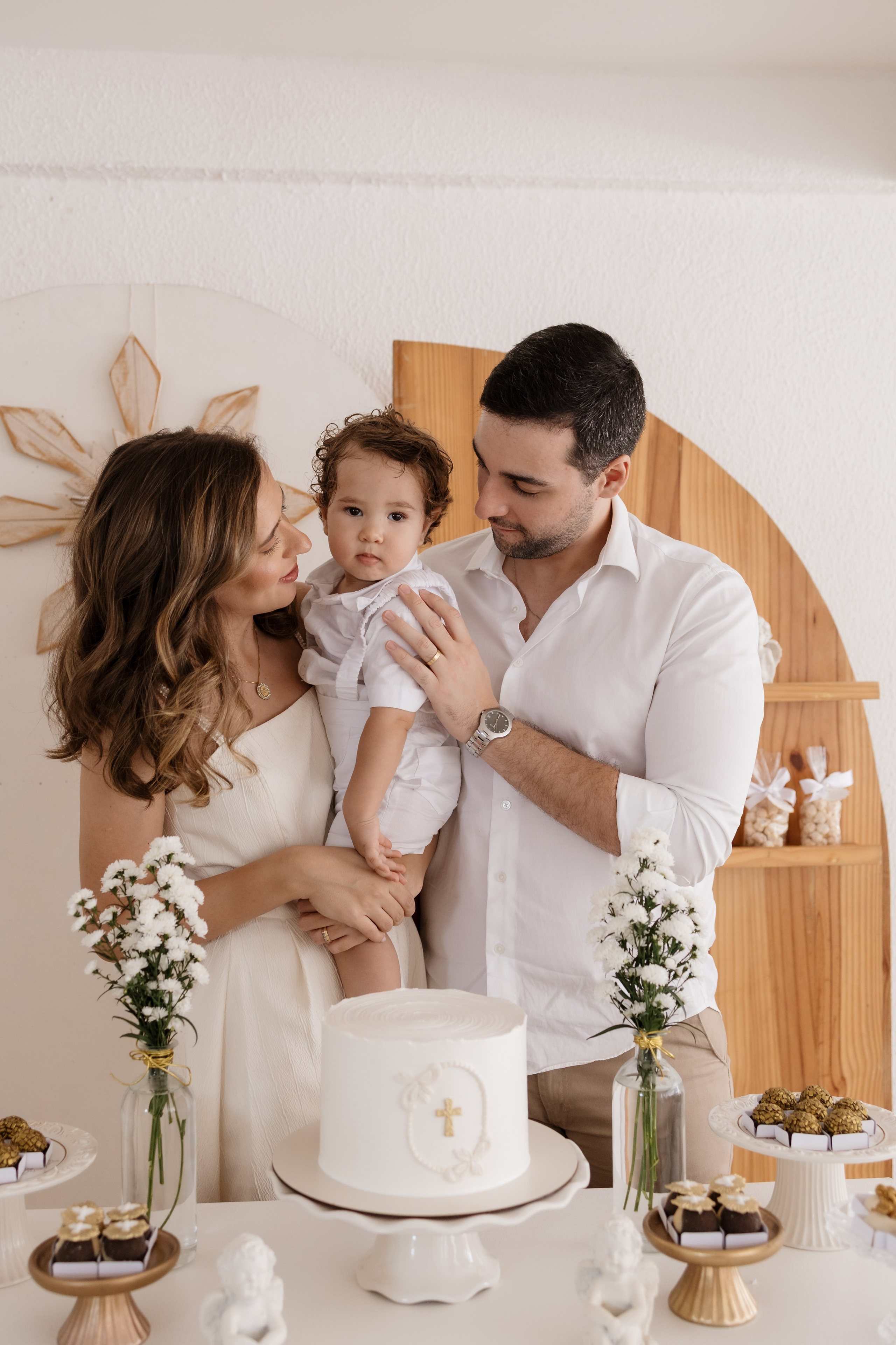 Padrinhos e afilhado após batismo