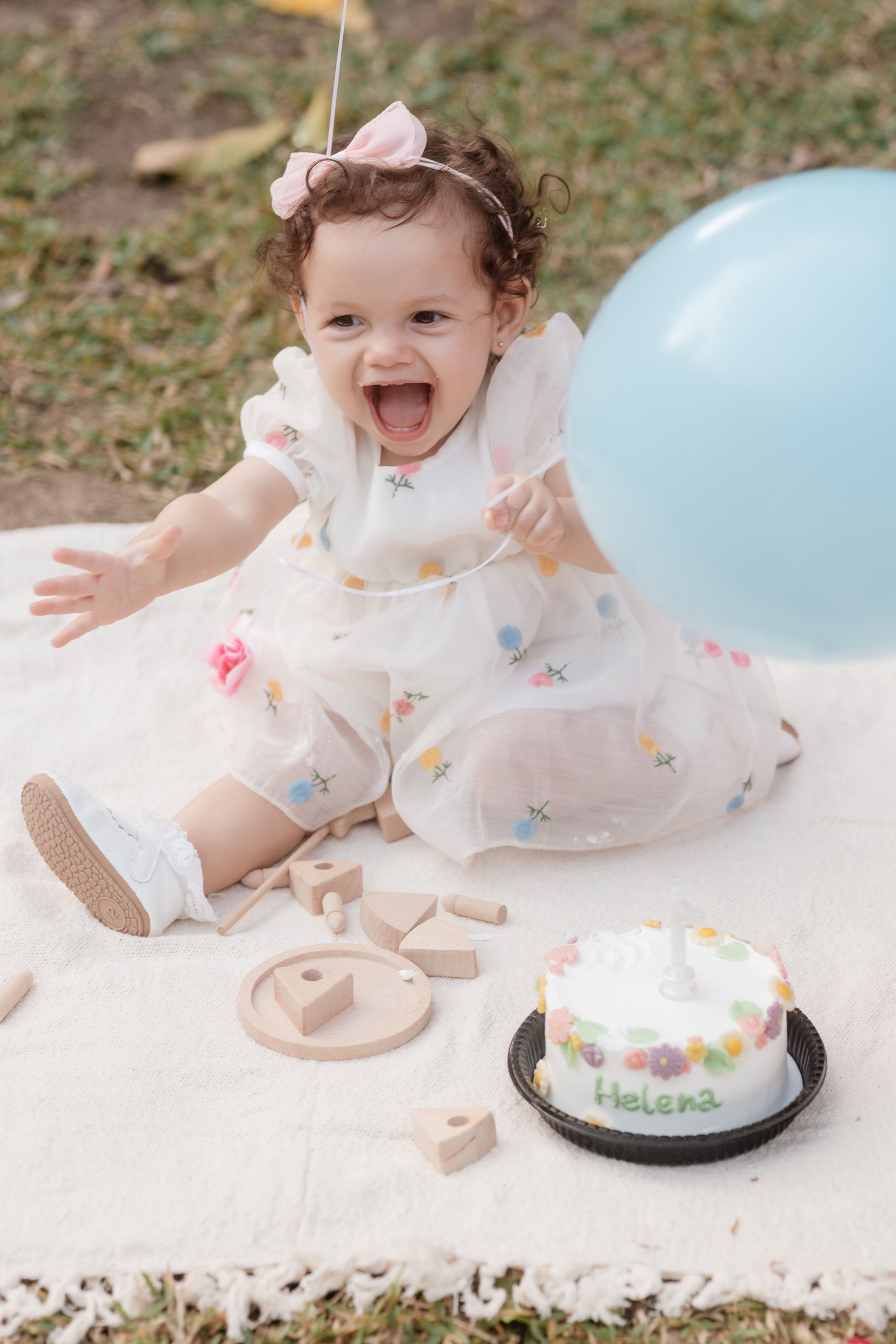 Ensaio de aniversário infantil com bolinho no parque