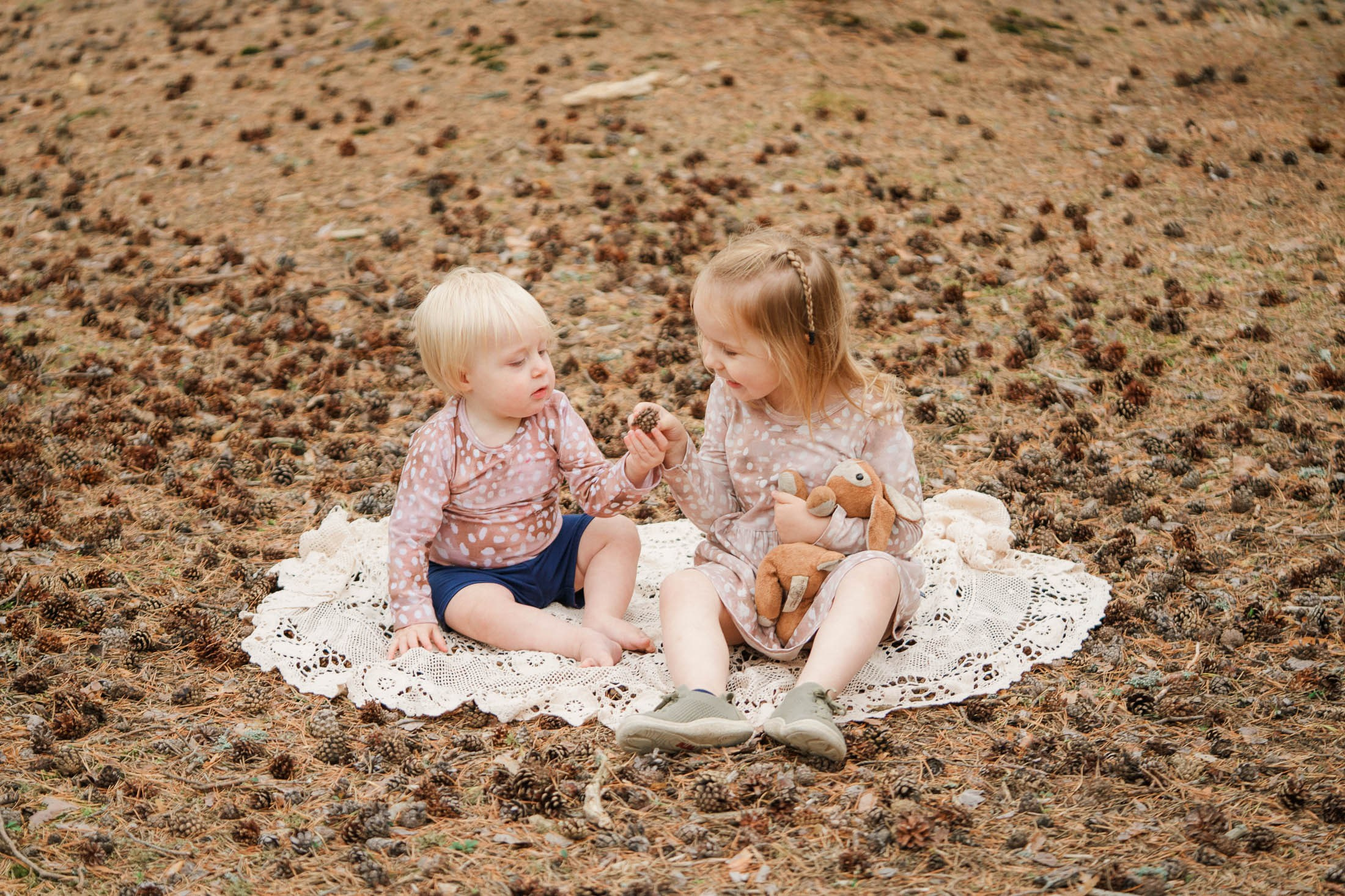 Perhekuvaus meren rannalla