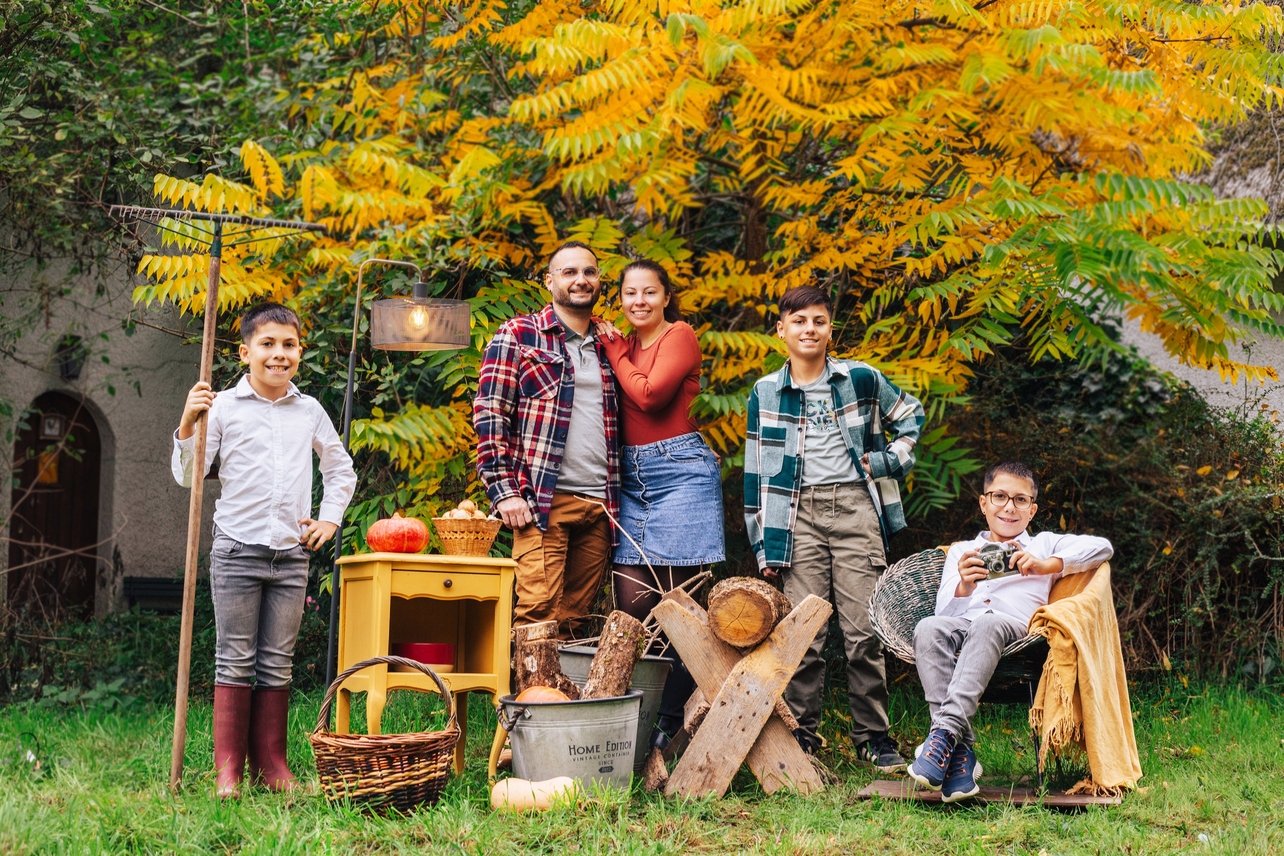 Portrait de famille en studio photo à Châtellerault avec décor automnal