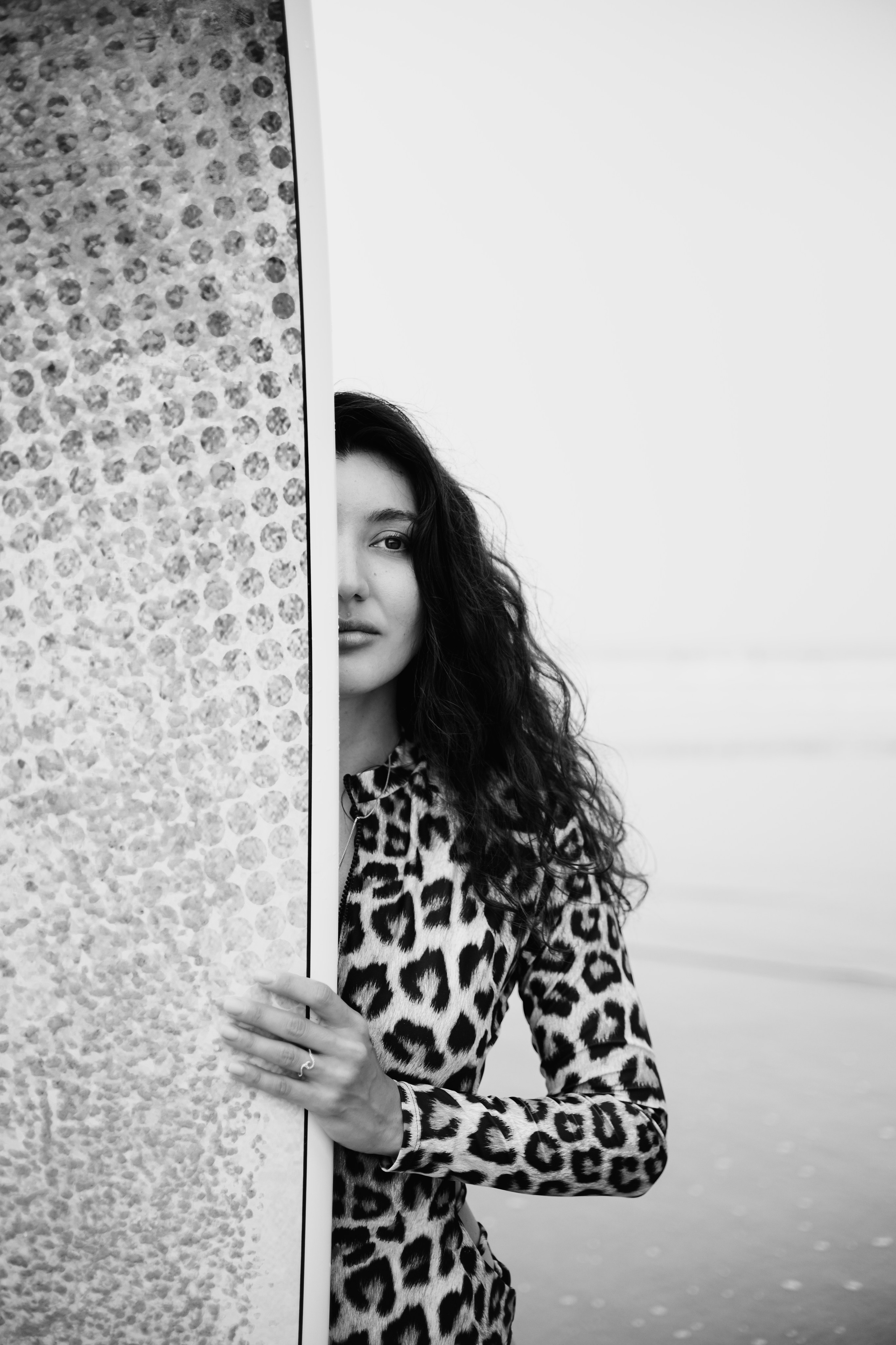 Photoshoot with a surfboard | BW