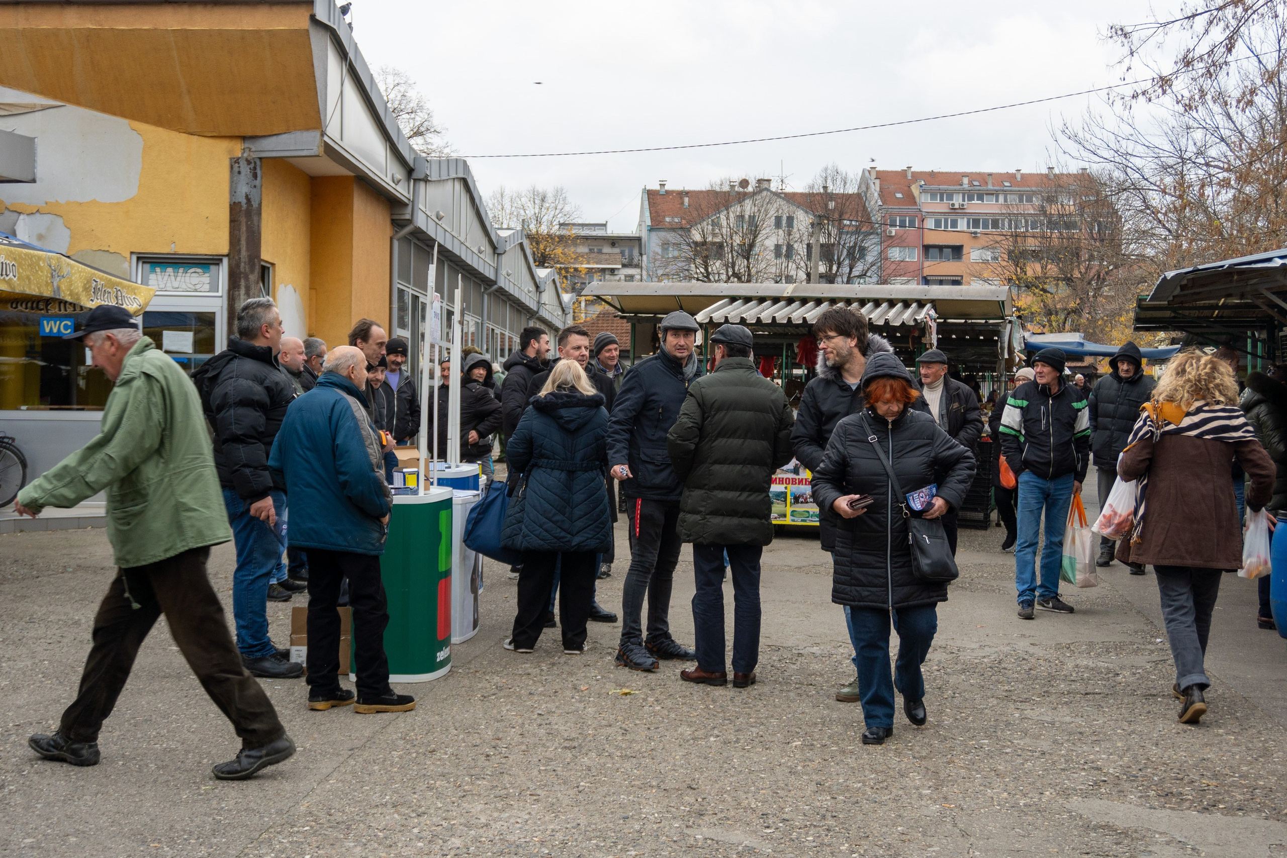 Листа „Србија против насиља” на градској пијаци упознавала грађане са програмом. Lokalni Front VA
