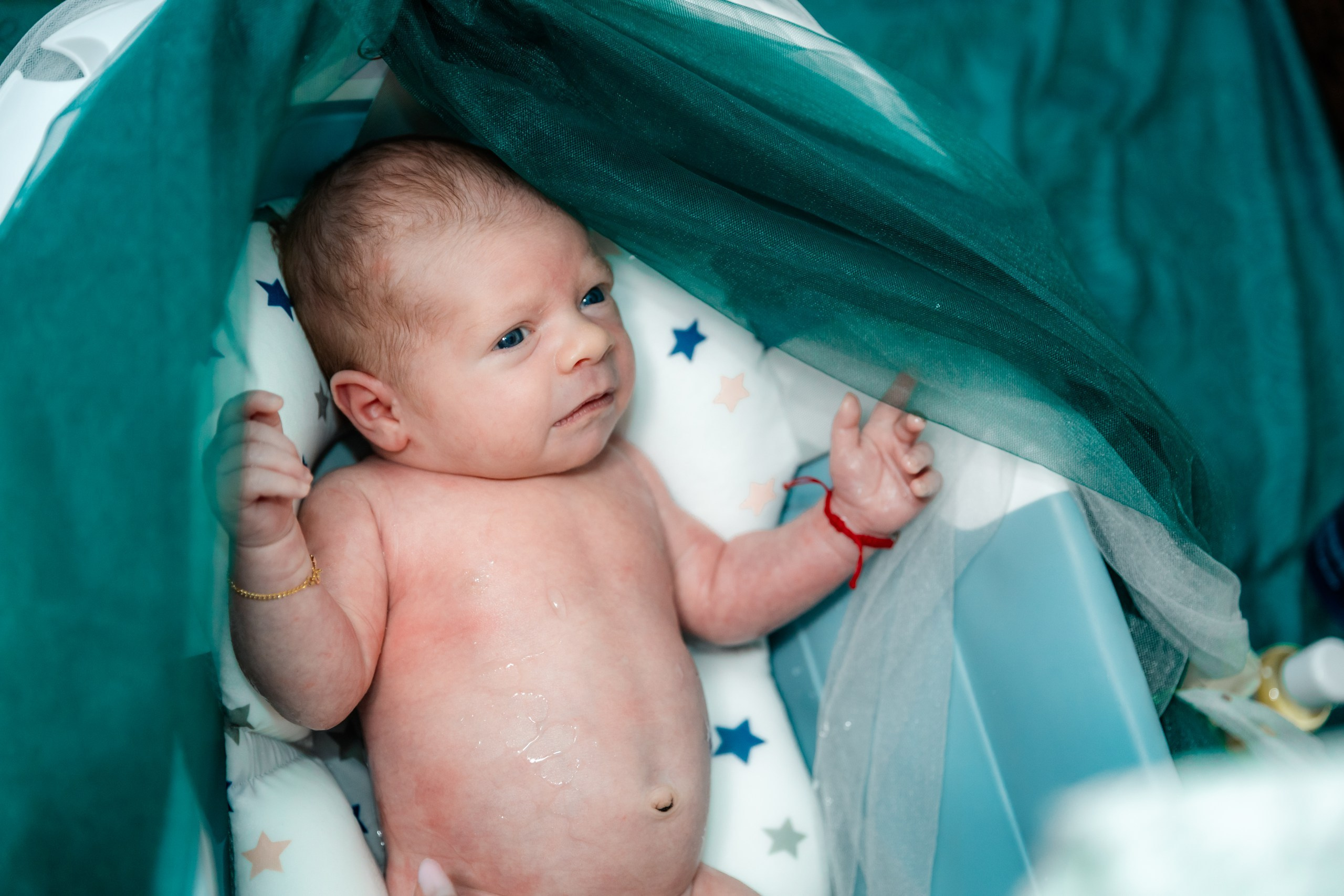 - Preotul ținându-l pe micuțul Mathias Gabriel la botez, în biserica Înălțarea Domnului, Copălău  - Detalii de la botezul lui Mathias – lumânare, trusou și icoană  - Familia lui Mathias Gabriel alături de micuț, în ziua botezului  - Portret emoționant cu mama și bebelușul în brațe, în biserică,fotograf profesionist evenimente Botoșani, Iași, Suceava, Fălticeni, Bacău, Pașcani, Roman - AlinoFotoStudio by Alin Chirilă - servicii foto nuntă, botez, cununie, ședințe foto creative, albume personalizate, fotografii emoționante și calitative pentru cele mai importante momente din viață,fotograf nuntă Botoșani Alin Chirilă,  ședință foto botez Iași - AlinoFotoStudio,  servicii fotograf profesionist evenimente Suceava,  fotograf cununie civilă Fălticeni - Alin Chirilă,  album foto nuntă personalizat Bacău.“Bebeluș botezat în biserică, ținut în brațe de nași”	•	“Detaliu cu lumânarea de botez decorată cu flori albe”	•	“Părinți emoționați alături de copilul lor la ceremonia de botez”	•	“Masa festivă de botez cu decor tematic și tort personalizat”	•	“Momentul în care preotul toarnă apă sfințită pe fruntea bebelușului”	“Bebeluș în rochie albă de botez, zâmbind în brațele mamei”	•	“Detaliu cu cruciulița de botez așezată pe o pernă de satin”	•	“Părinți și nași aprinzând lumânările în timpul ceremoniei de botez”	•	“Tort de botez decorat cu figurine tematice și numele copilului”	•	“Copil botezat dormind liniștit în pătuțul decorat festiv”	•	“Momentul în care preotul binecuvântează copilul în fața altarului”	•	“Invitați adunându-se în jurul mesei festive la petrecerea de botez”	•	“Bebeluș ținând în mână o jucărie personalizată primită la botez”	•	“Familie fericită pozând împreună după ceremonia de botez”	•	“Decor tematic cu baloane și flori la locația petrecerii de botez” fotograf Botoșani fotograf evenimente fotograf botez Alin Chirila fotograf alinofotostudio.fotograf botez Amelis Maria, fotografie botez Botoșani, fotograf Alin Chirilă, amintiri botez, fotografii botez, botez Amelis Maria, fotograf copii, fotografie botez în Botoșani,