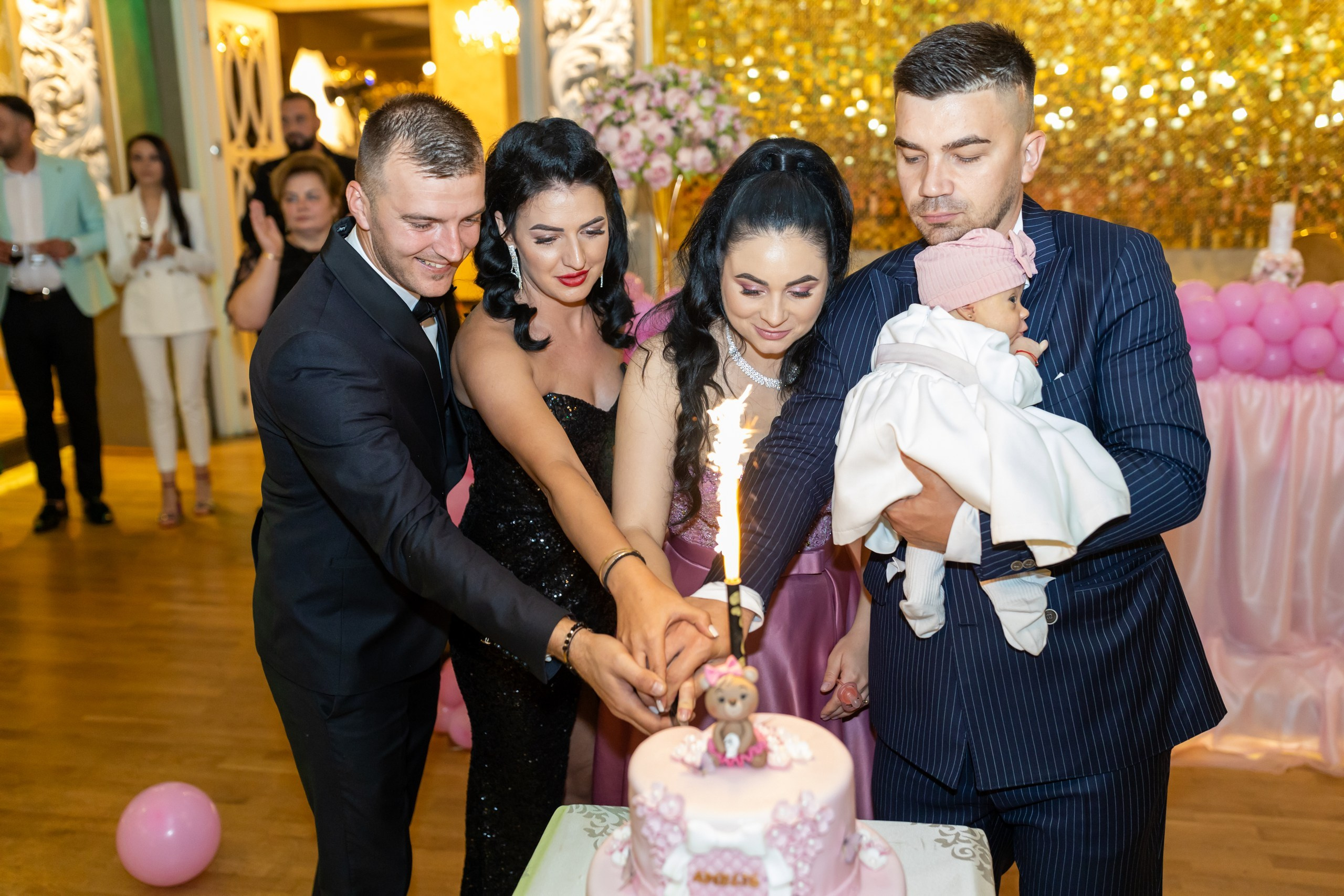 “Bebeluș botezat în biserică, ținut în brațe de nași” • “Detaliu cu lumânarea de botez decorată cu flori albe” • “Părinți emoționați alături de copilul lor la ceremonia de botez” • “Masa festivă de botez cu decor tematic și tort personalizat” • “Momentul în care preotul toarnă apă sfințită pe fruntea bebelușului” “Bebeluș în rochie albă de botez, zâmbind în brațele mamei” • “Detaliu cu cruciulița de botez așezată pe o pernă de satin” • “Părinți și nași aprinzând lumânările în timpul ceremoniei de botez” • “Tort de botez decorat cu figurine tematice și numele copilului” • “Copil botezat dormind liniștit în pătuțul decorat festiv” • “Momentul în care preotul binecuvântează copilul în fața altarului” • “Invitați adunându-se în jurul mesei festive la petrecerea de botez” • “Bebeluș ținând în mână o jucărie personalizată primită la botez” • “Familie fericită pozând împreună după ceremonia de botez” • “Decor tematic cu baloane și flori la locația petrecerii de botez” fotograf Botoșani fotograf evenimente fotograf botez Alin Chirila fotograf alinofotostudio,- Preotul ținându-l pe micuțul Mathias Gabriel la botez, în biserica Înălțarea Domnului, Copălău - Detalii de la botezul lui Mathias – lumânare, trusou și icoană - Familia lui Mathias Gabriel alături de micuț, în ziua botezului - Portret emoționant cu mama și bebelușul în brațe, în biserică,fotograf profesionist evenimente Botoșani, Iași, Suceava, Fălticeni, Bacău, Pașcani, Roman - AlinoFotoStudio by Alin Chirilă - servicii foto nuntă, botez, cununie, ședințe foto creative, albume personalizate, fotografii emoționante și calitative pentru cele mai importante momente din viață,fotograf nuntă Botoșani Alin Chirilă, ședință foto botez Iași - AlinoFotoStudio, servicii fotograf profesionist evenimente Suceava, fotograf cununie civilă Fălticeni - Alin Chirilă, album foto nuntă personalizat Bacău.“Bebeluș botezat în biserică, ținut în brațe de nași” • “Detaliu cu lumânarea de botez decorată cu flori albe” • “Părinți emoționați alături de copilul lor la ceremonia de botez” • “Masa festivă de botez cu decor tematic și tort personalizat” • “Momentul în care preotul toarnă apă sfințită pe fruntea bebelușului” “Bebeluș în rochie albă de botez, zâmbind în brațele mamei” • “Detaliu cu cruciulița de botez așezată pe o pernă de satin” • “Părinți și nași aprinzând lumânările în timpul ceremoniei de botez” • “Tort de botez decorat cu figurine tematice și numele copilului” • “Copil botezat dormind liniștit în pătuțul decorat festiv” • “Momentul în care preotul binecuvântează copilul în fața altarului” • “Invitați adunându-se în jurul mesei festive la petrecerea de botez” • “Bebeluș ținând în mână o jucărie personalizată primită la botez” • “Familie fericită pozând împreună după ceremonia de botez” • “Decor tematic cu baloane și flori la locația petrecerii de botez” fotograf Botoșani fotograf evenimente fotograf botez Alin Chirila fotograf alinofotostudio.fotograf botez Amelis Maria, fotografie botez Botoșani, fotograf Alin Chirilă, amintiri botez, fotografii botez, botez Amelis Maria, fotograf copii, fotografie botez în Botoșani,