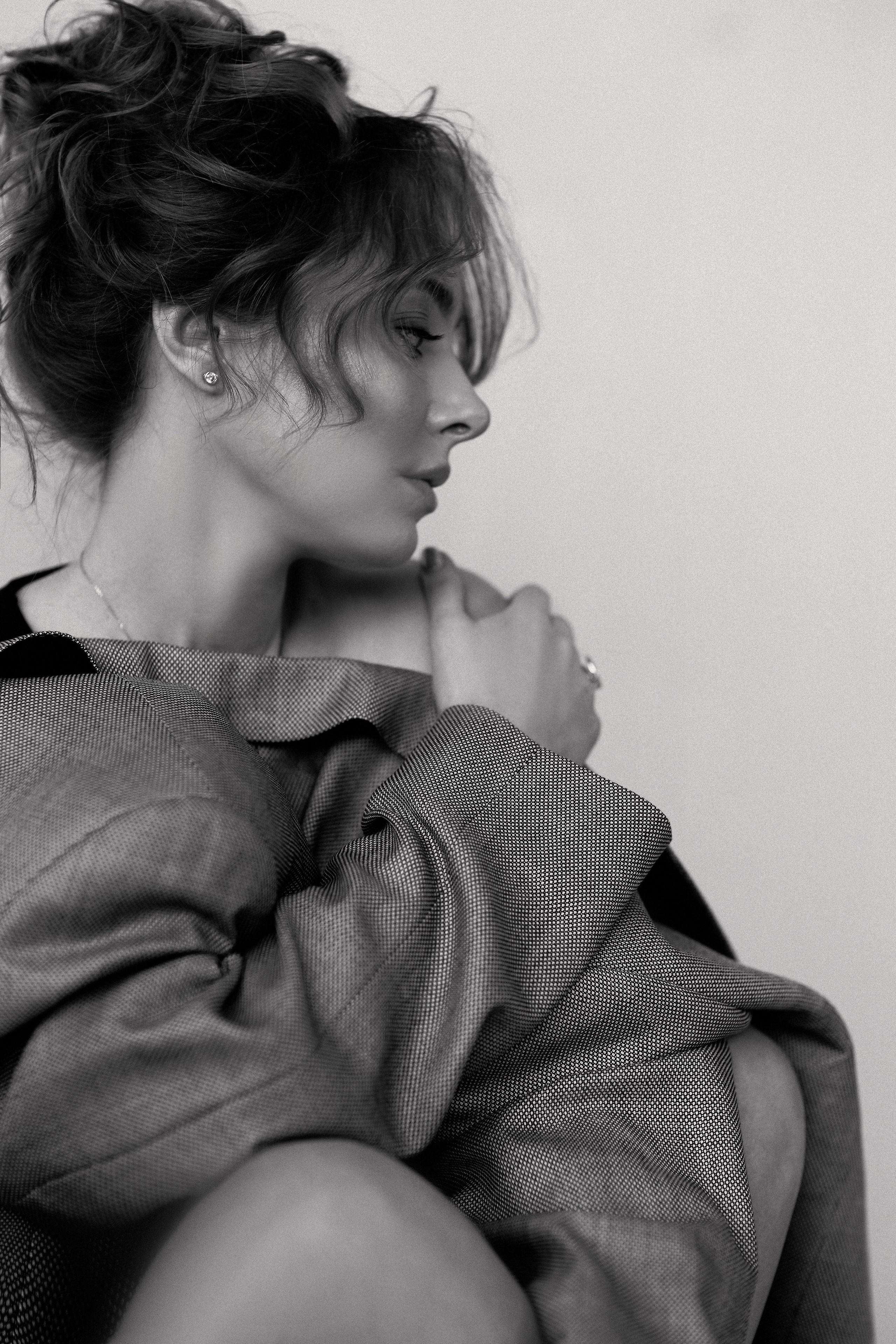 Эмоциональная глубина взгляда модели, усиленная монохромной обработкой