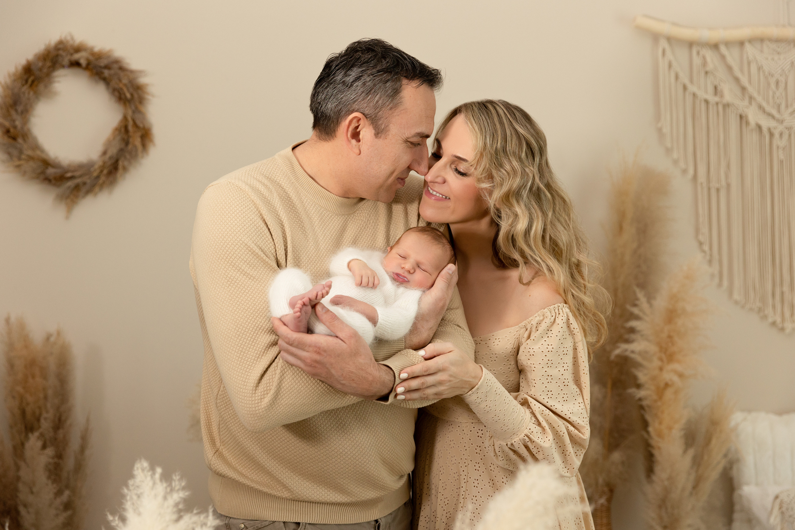 Familienfoto mit Neugeborenem, innige Momente mit den Eltern – Babyfotograf Dortmund