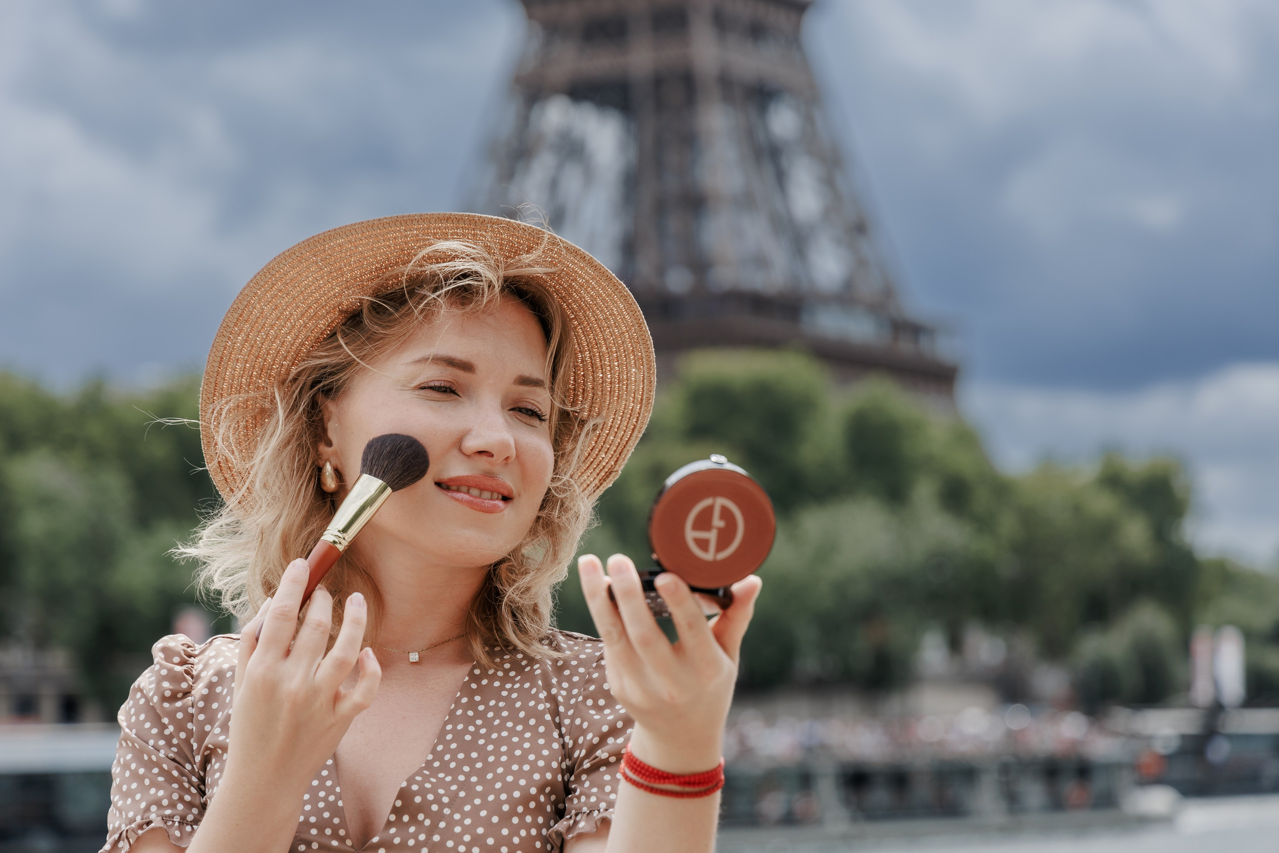 📸 French Dream in Every Frame: ISTA PHOTO SHOOT with a Baguette, Beret & Iconic Tower Backdrop. Photographe à Paris
