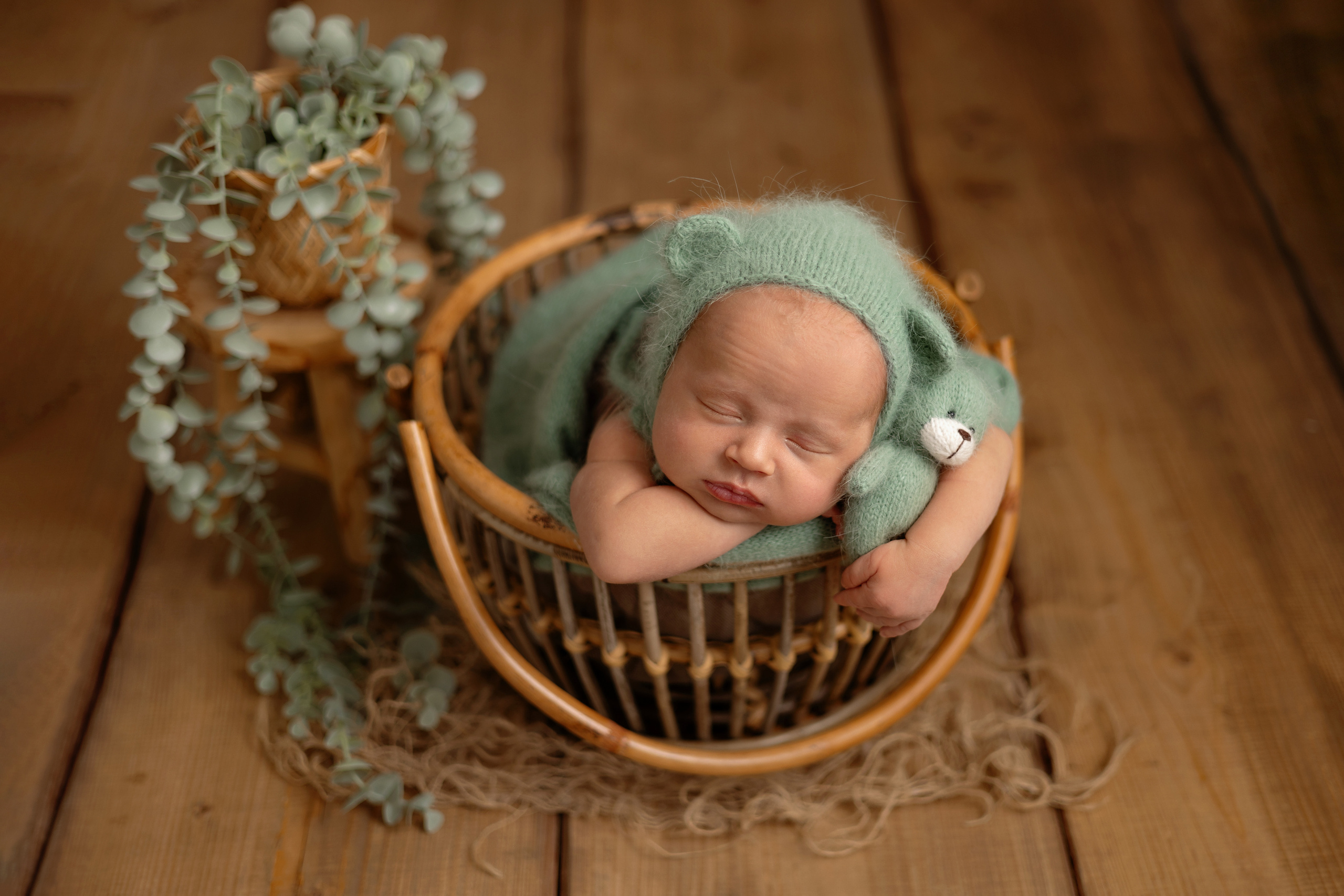Babyfotografie Hagen, Newbornshooting mit Accessoires, Baby im Korb mit Kuscheltier, Neugeborenenfotos Iserlohn, Fotoshooting Baby Körbchen
