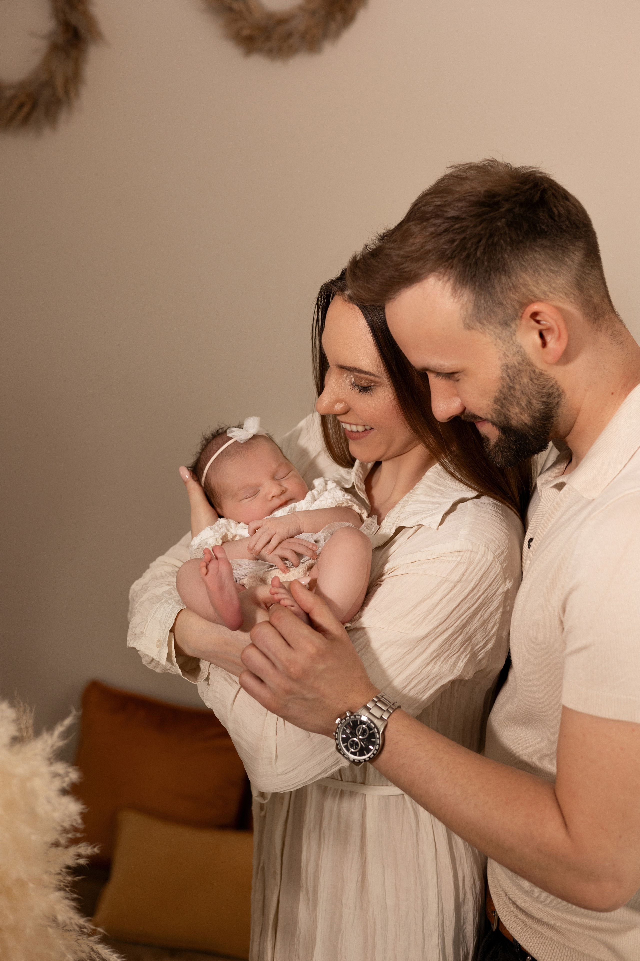 Baby kuschelt mit den Eltern – natürliche und zarte Familienbilder in Lüdenscheid