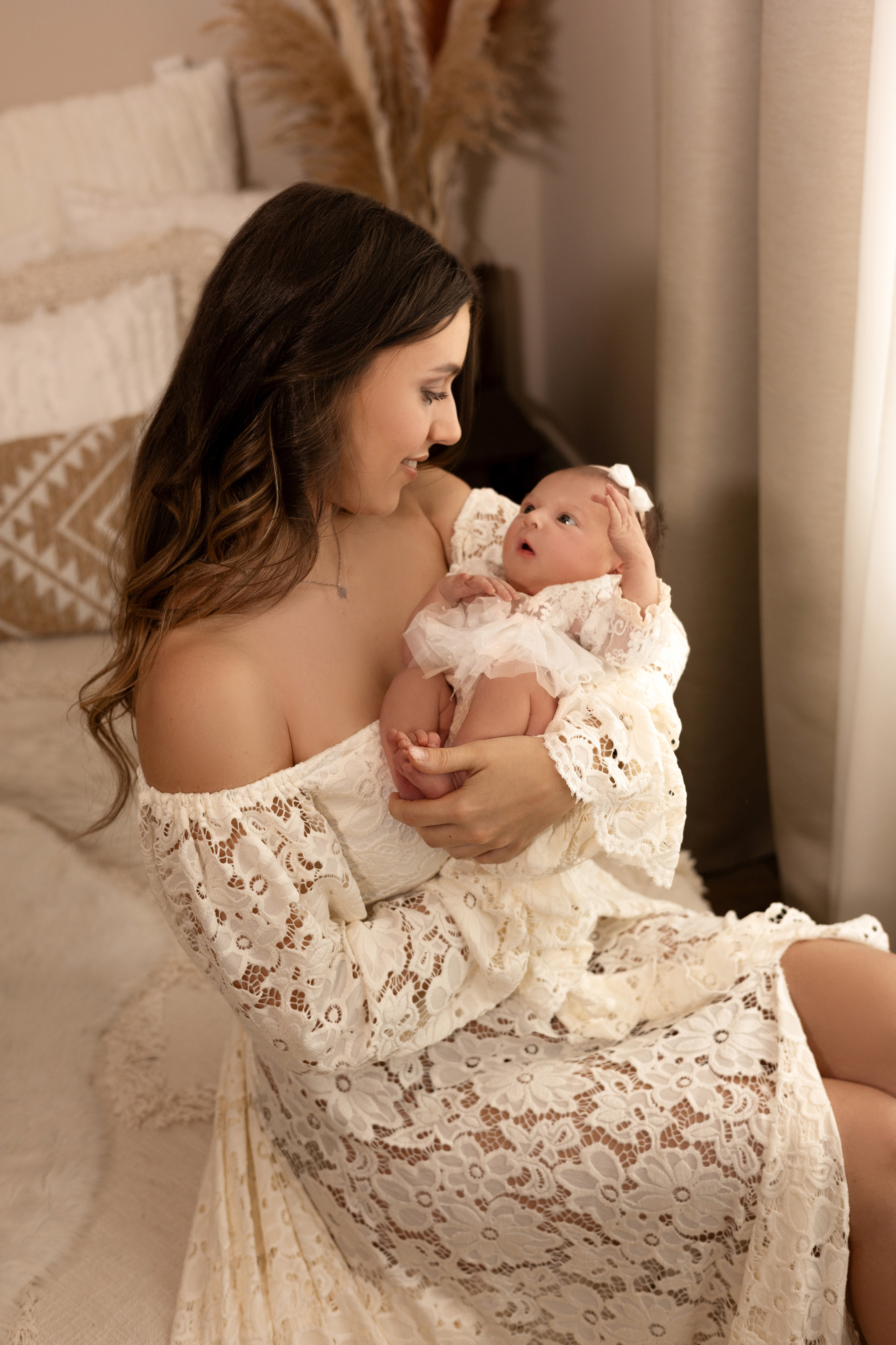 Mama küsst ihr Baby auf die Stirn – liebevolles Newbornshooting in Schwerte