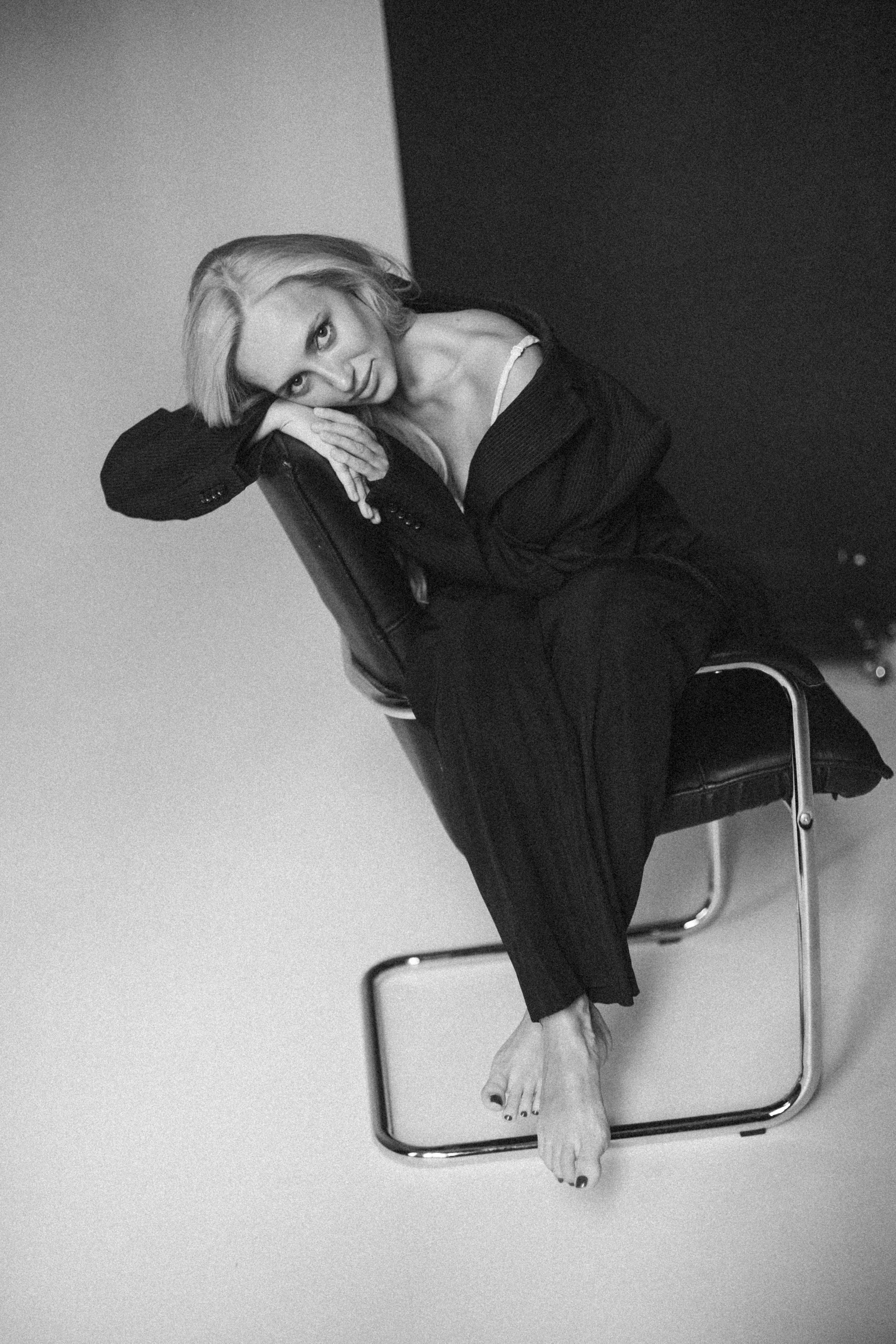 Individual photoshoot of a woman in a studio in Vilnius.