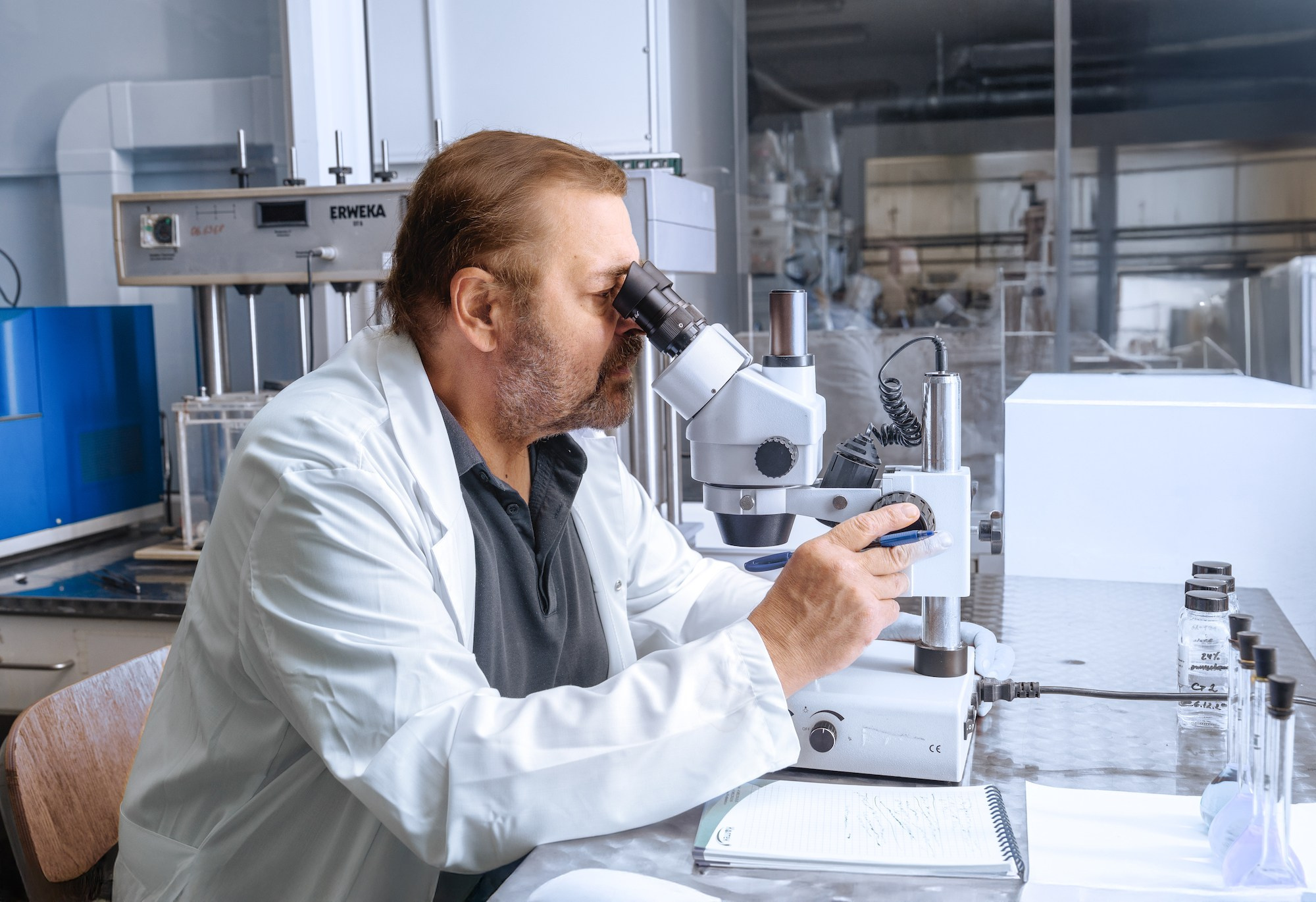 Корпоративная фотосъёмка химической лаборатории в Москве — настройка оборудования специалистом