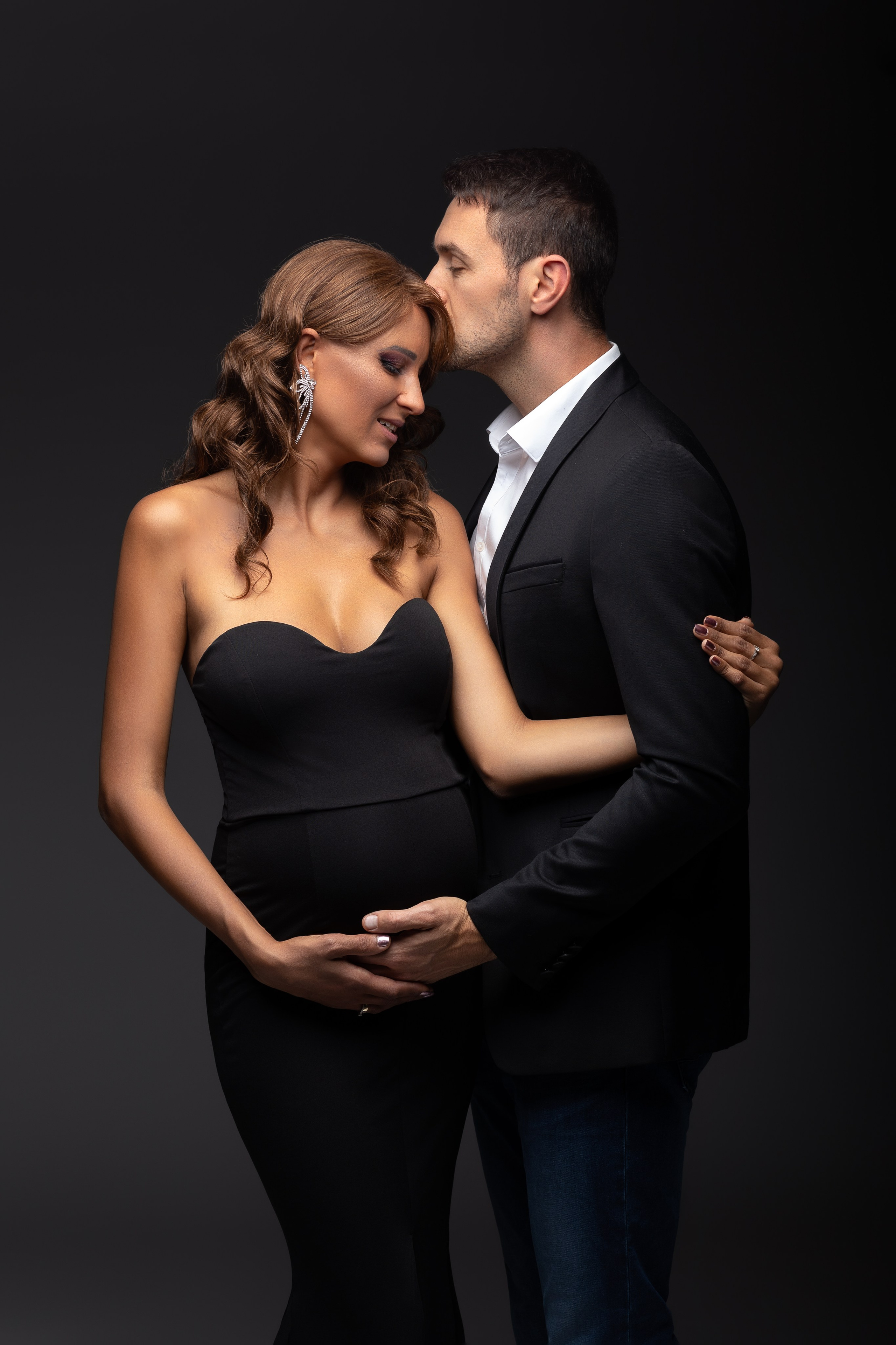Familien-Schwangerschaftsfoto im professionellen Fotostudio