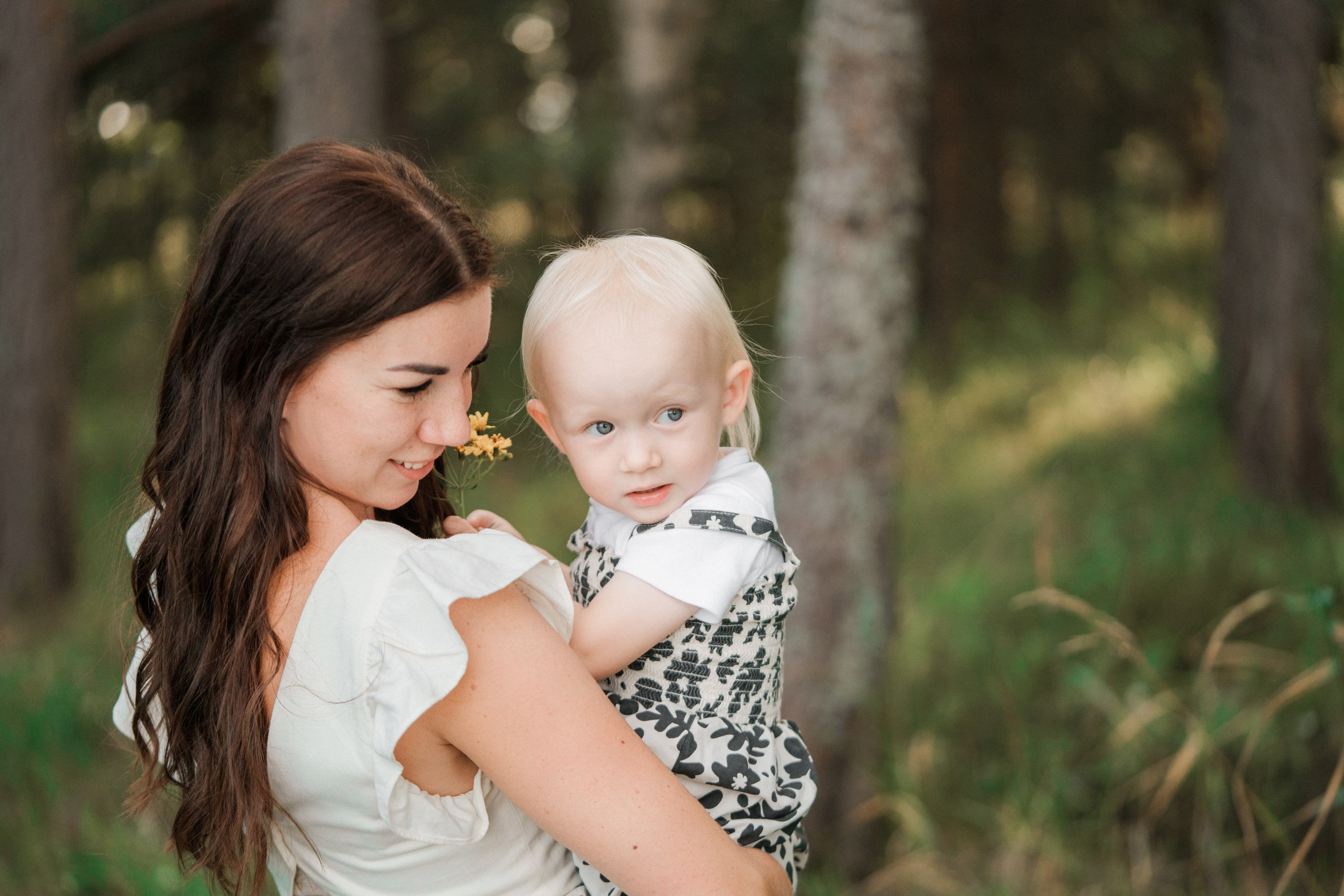 Perhekuvaus merenrannalla Helsingissä – Auringonlaskun taikaa