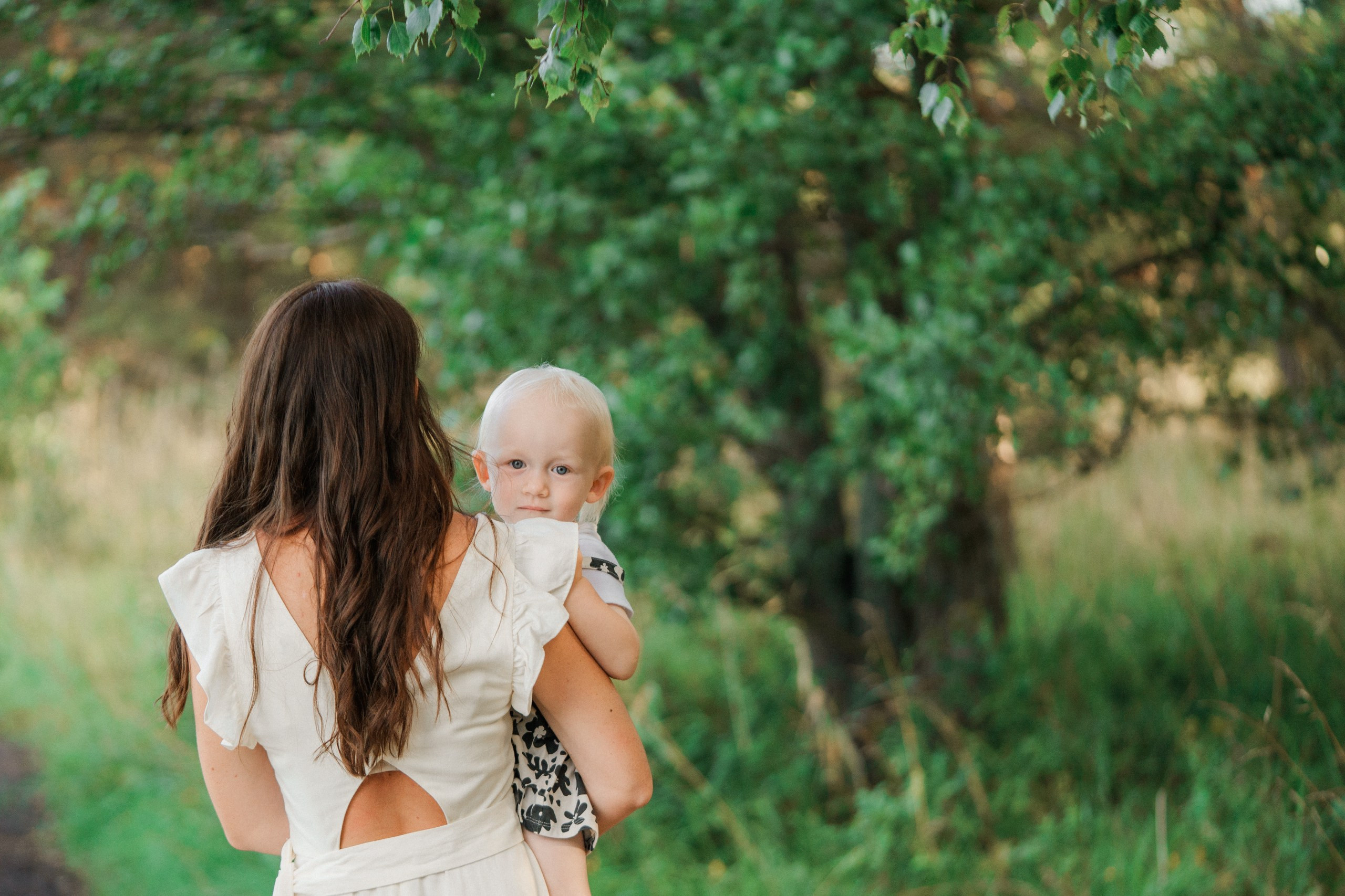 Perhekuvaus merenrannalla Helsingissä – Auringonlaskun taikaa