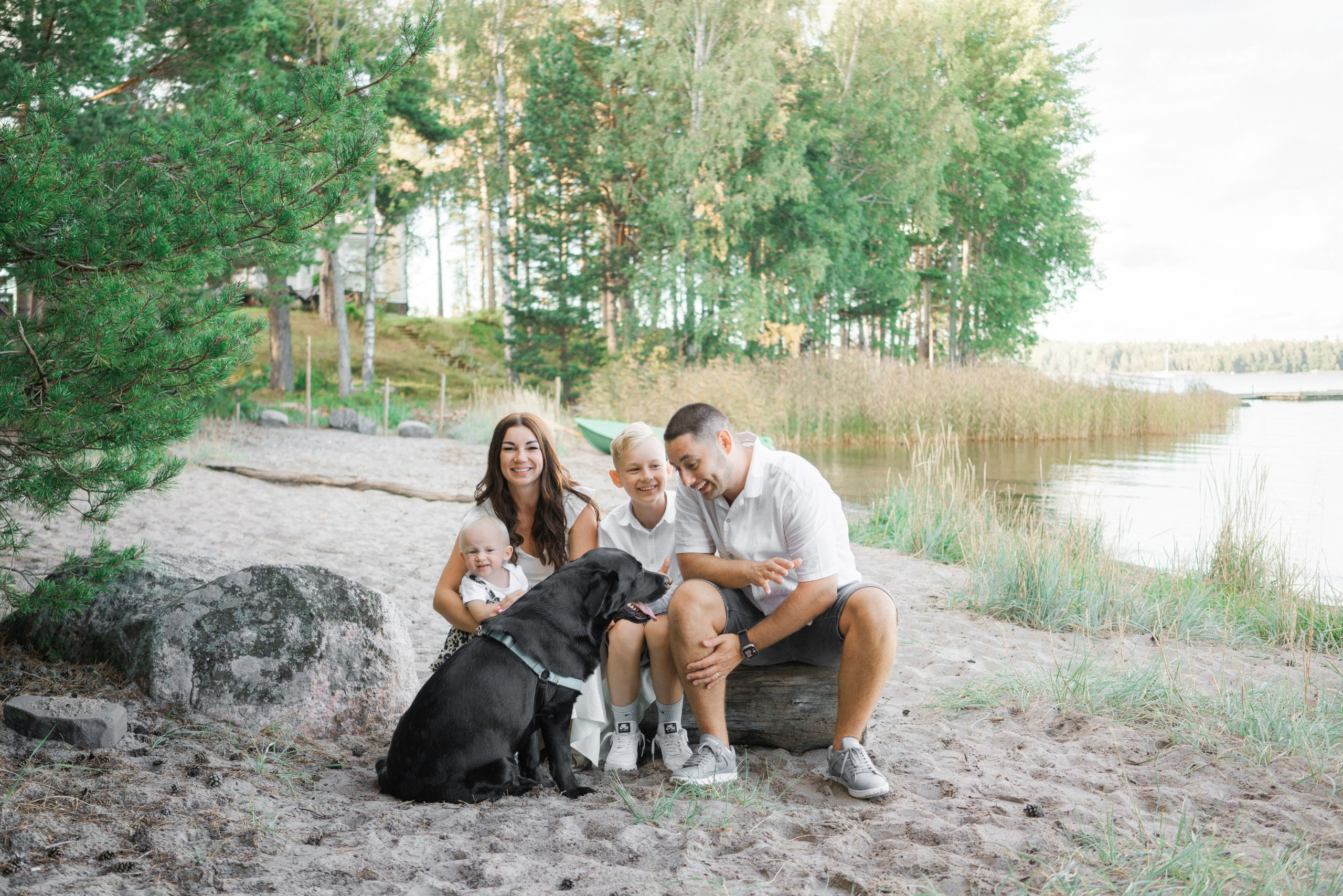 Perhekuvaus merenrannalla Helsingissä – Auringonlaskun taikaa