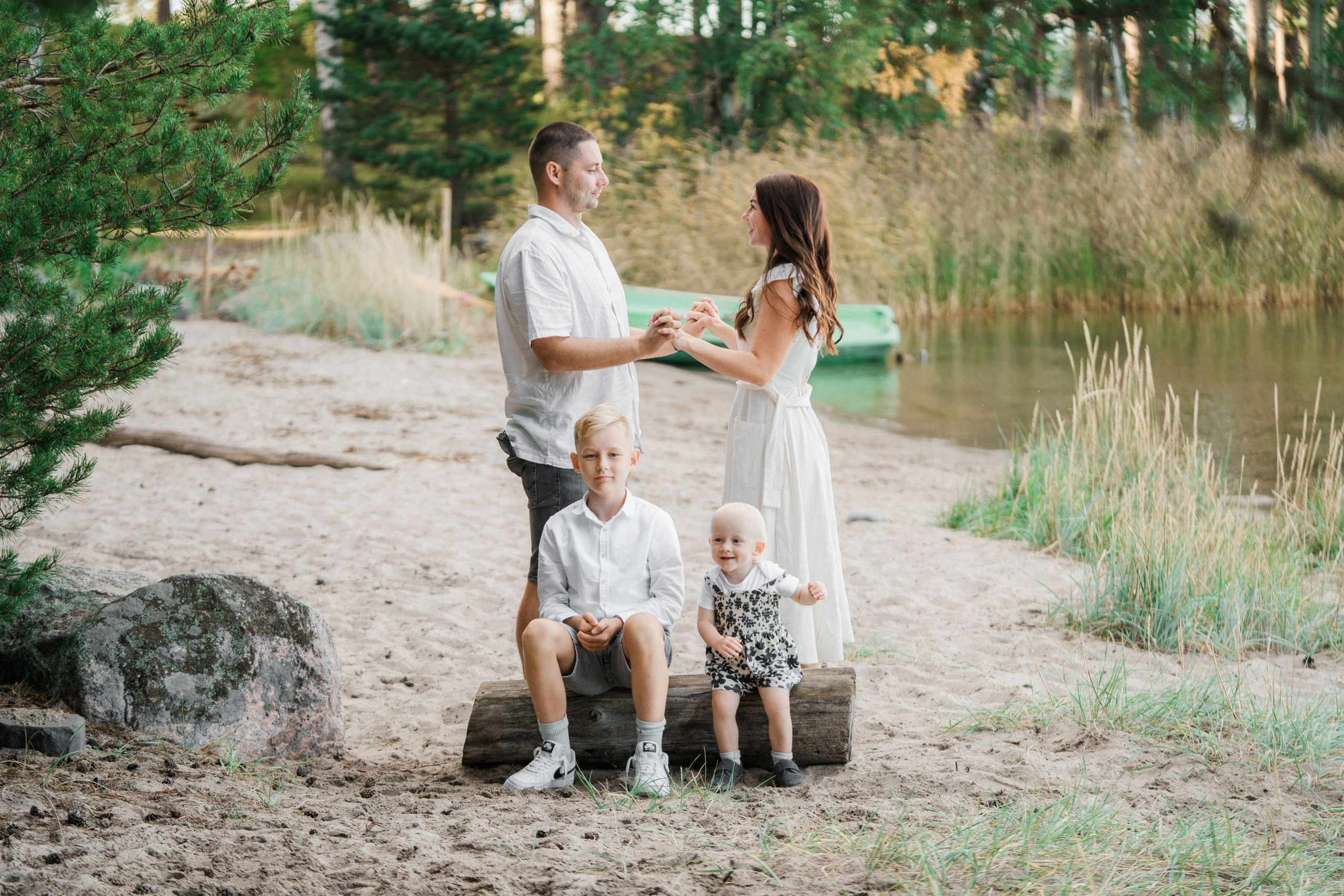 Perhekuvaus merenrannalla Helsingissä – Auringonlaskun taikaa