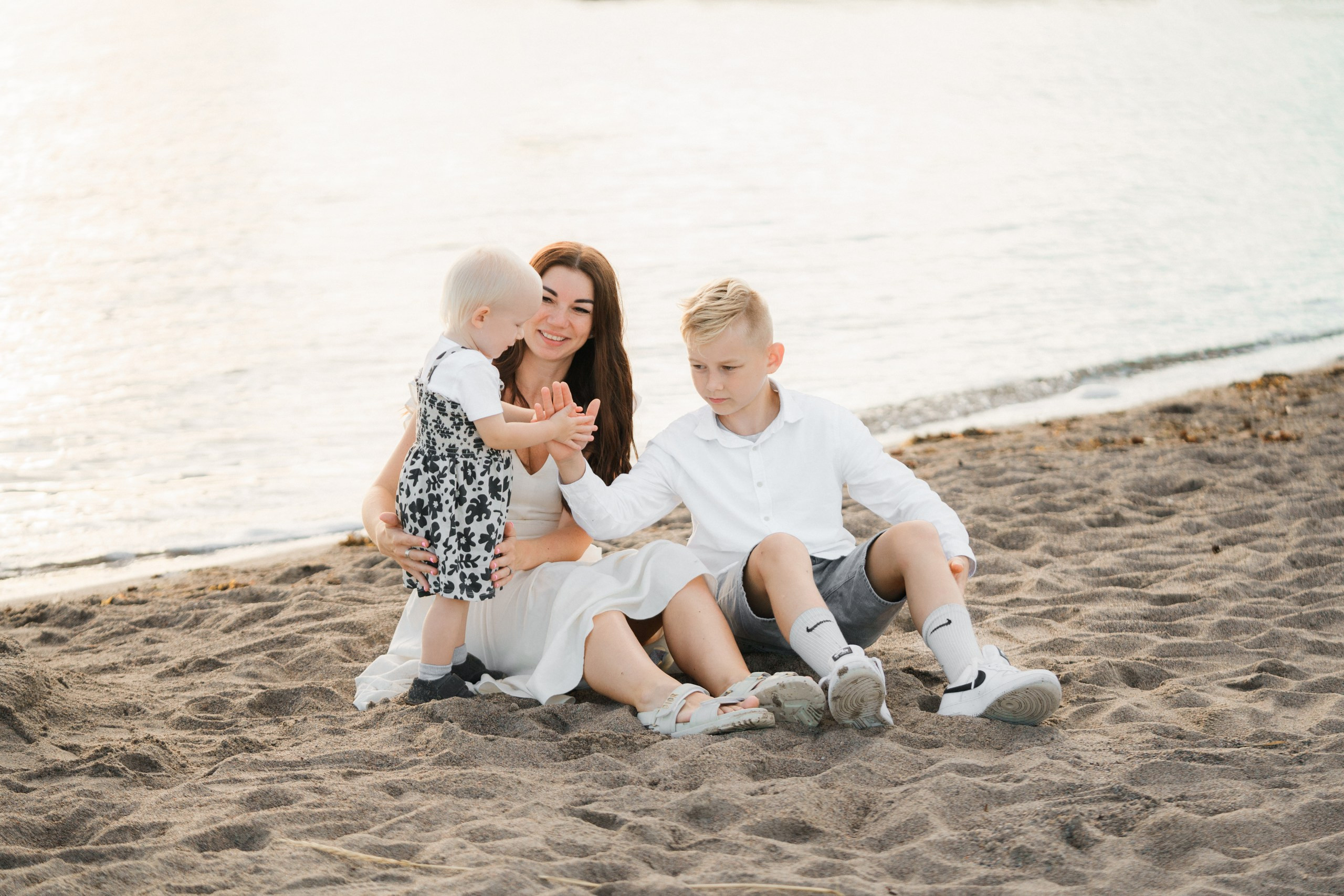 Perhekuvaus merenrannalla Helsingissä – Auringonlaskun taikaa