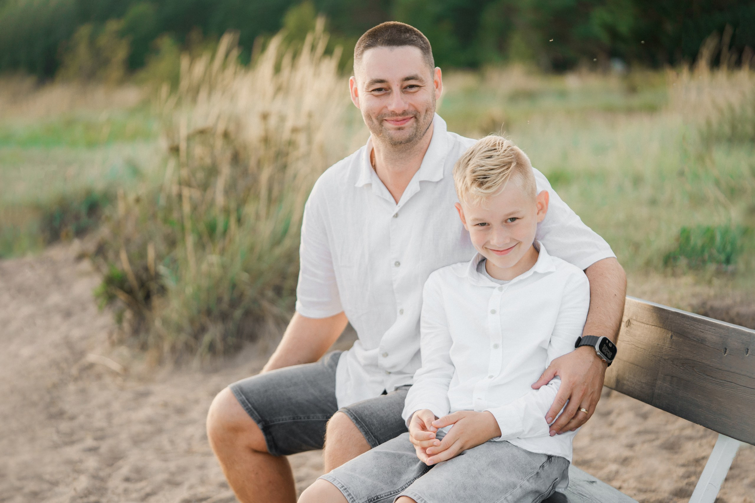 Perhekuvaus merenrannalla Helsingissä – Auringonlaskun taikaa