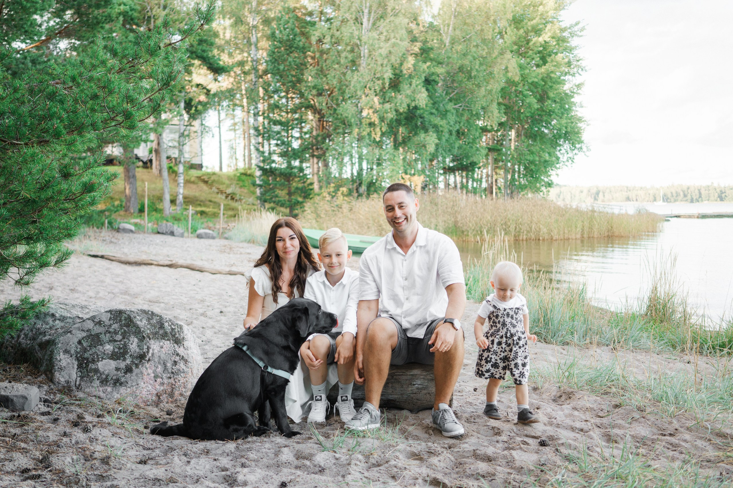 Perhekuvaus merenrannalla Helsingissä – Auringonlaskun taikaa