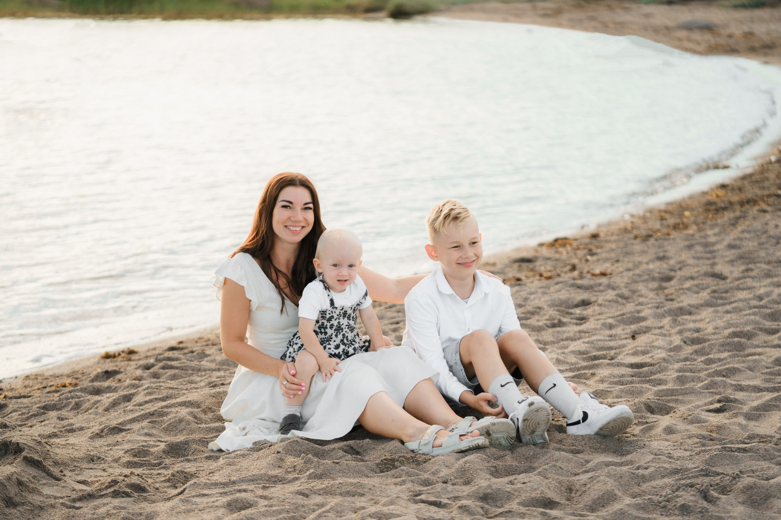 Perhekuvaus merenrannalla Helsingissä – Auringonlaskun taikaa