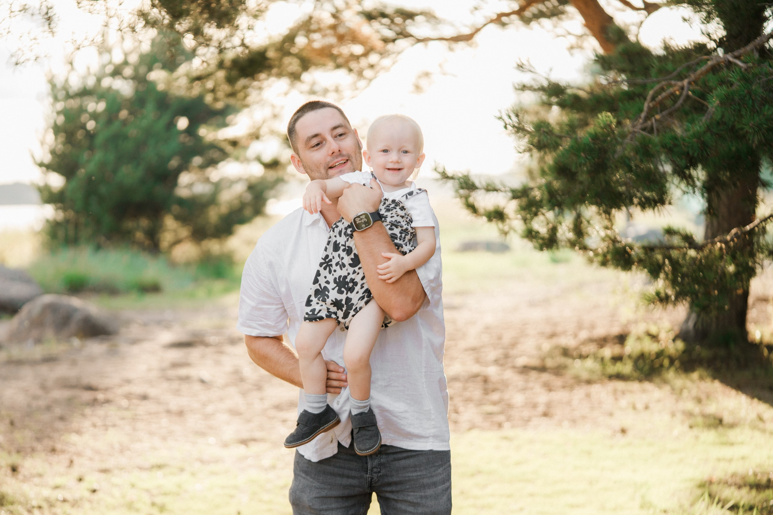 Perhekuvaus merenrannalla Helsingissä – Auringonlaskun taikaa