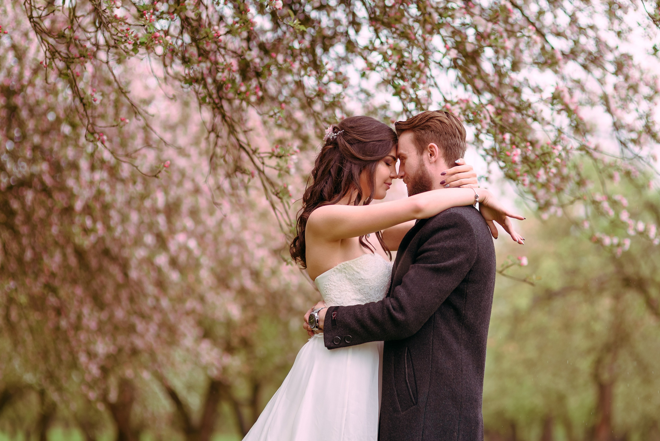 Свадебная прогулка в цветущем саду. Семейный фотограф и фотограф новорожденных в Вильнюсе Ирина Беленкевич