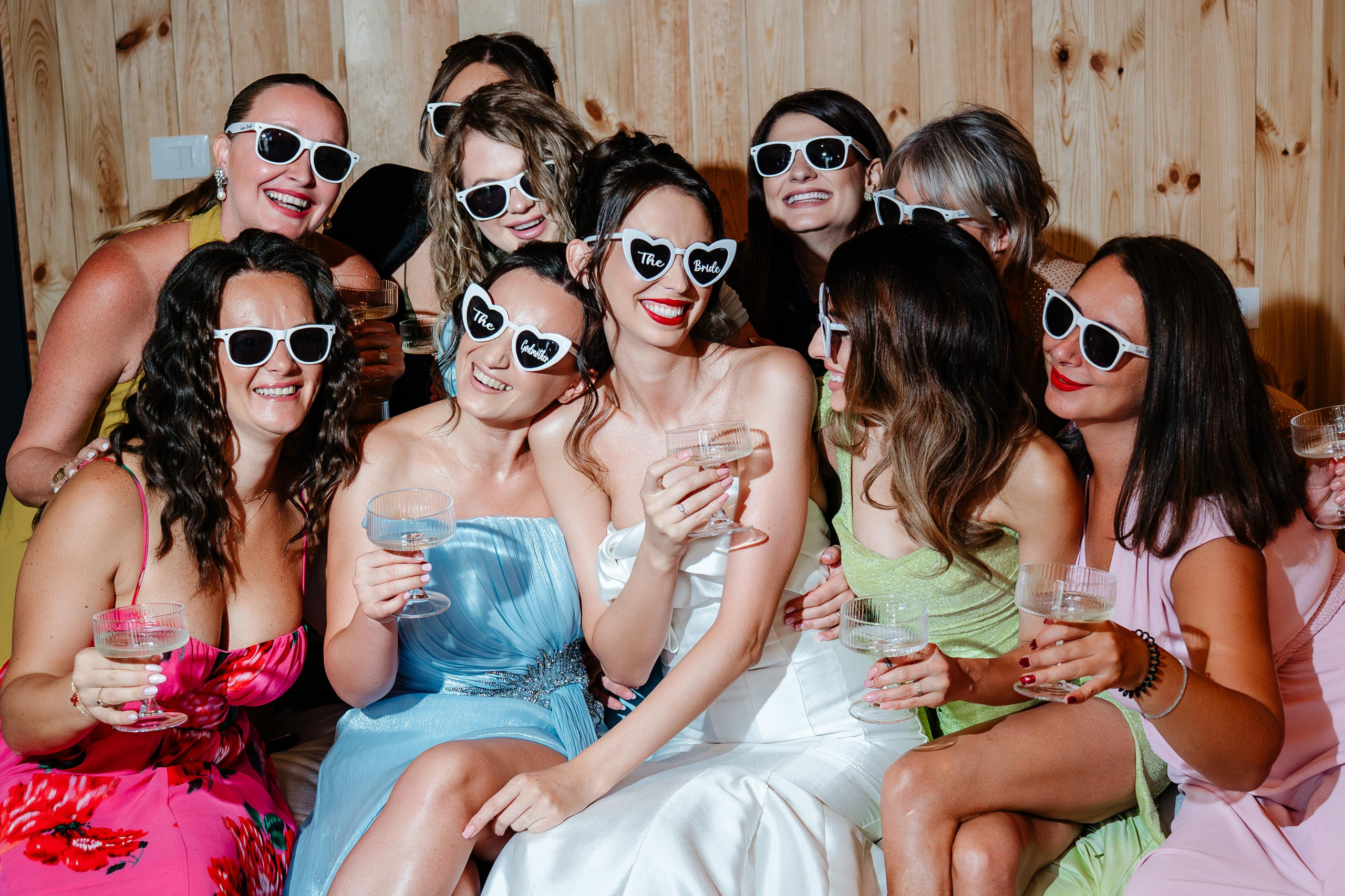 Mireasa și prietenele purtând ochelari de soare la pregătirile de nuntă în Bacău.