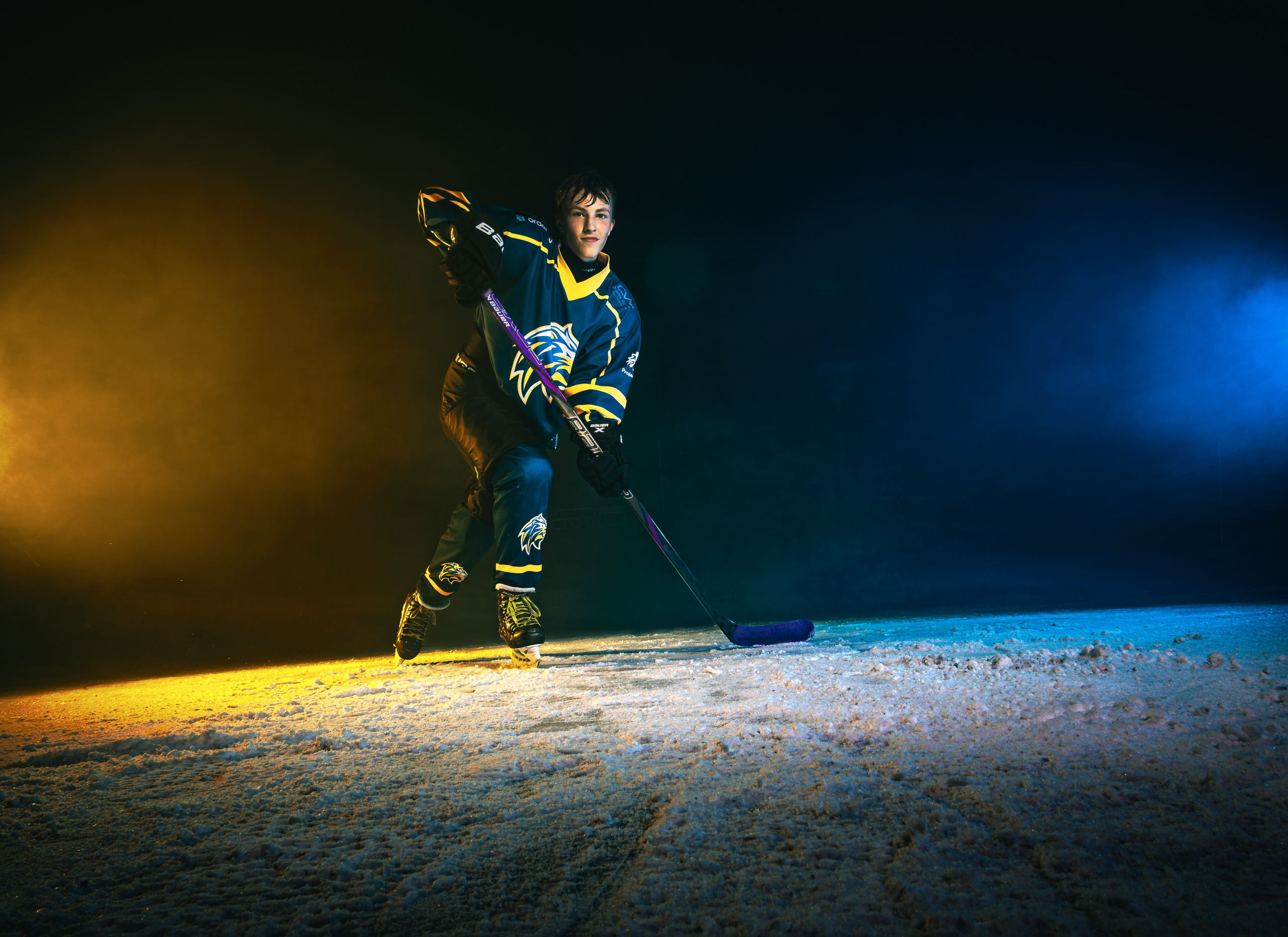 Speler schaatst door rook met intens belicht ijsveld