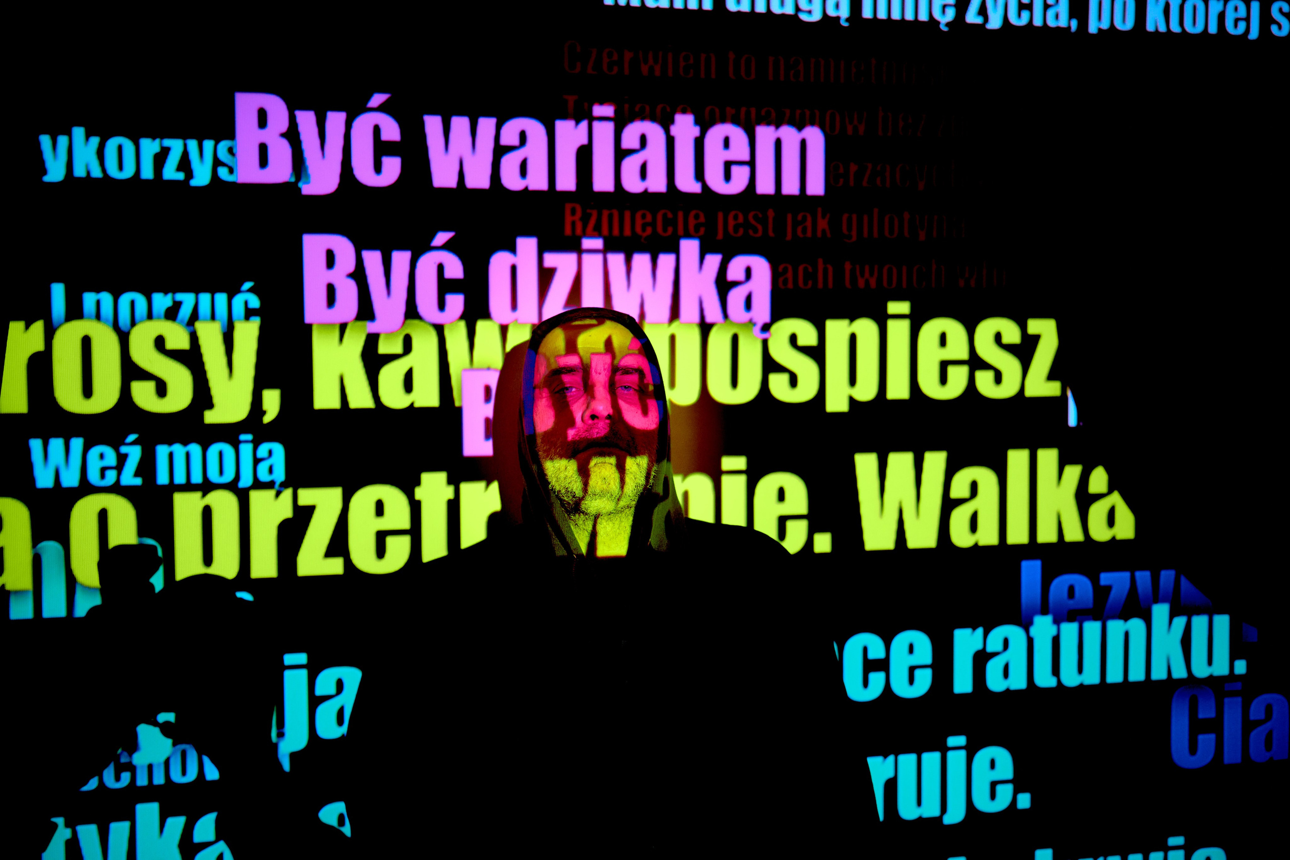 Artur Krasicki - portrety "Poeta - Ból Istnienia". Portretowy fotograf Andriej Szypiłow. Spojrzenie na Kumpla w stylu Noir. Każdy z nas ma swoją ciemną stronę… Portret czarno-biały. BW. Black and White Portrait.