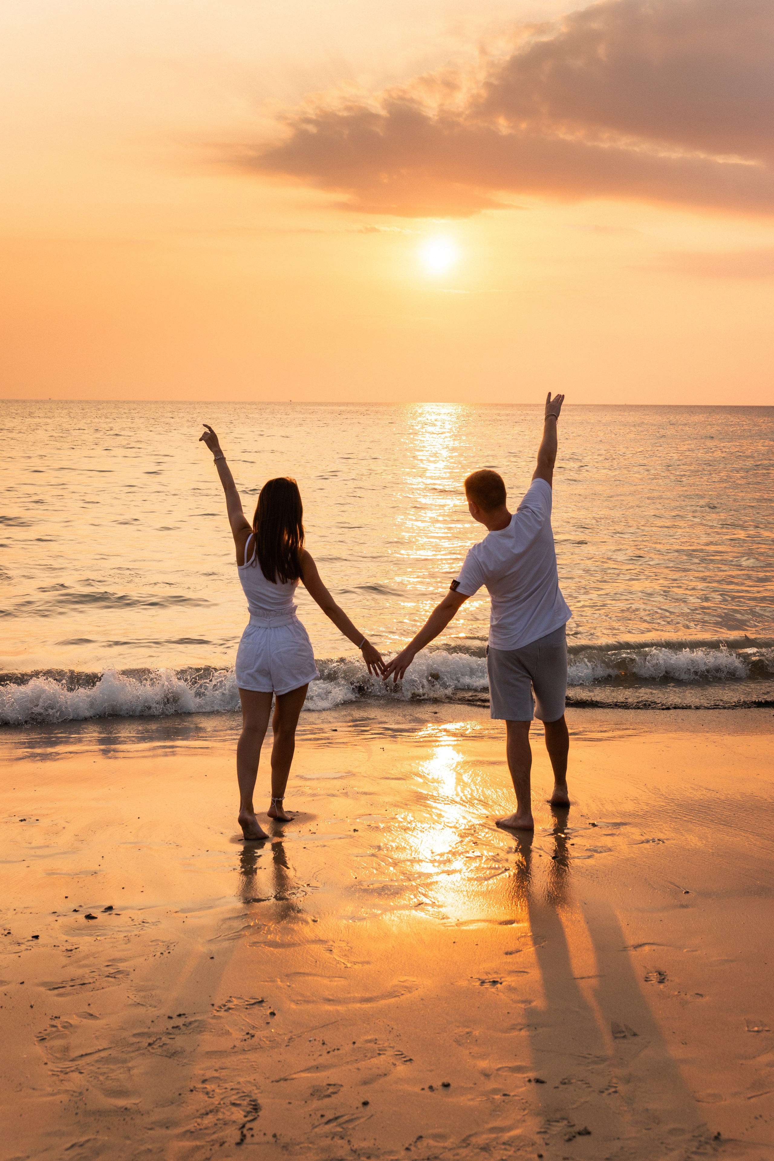 Love Story на Пхукете: фотосессия для пары на пляже Карон. Фотограф на Пхукете в Таиланде