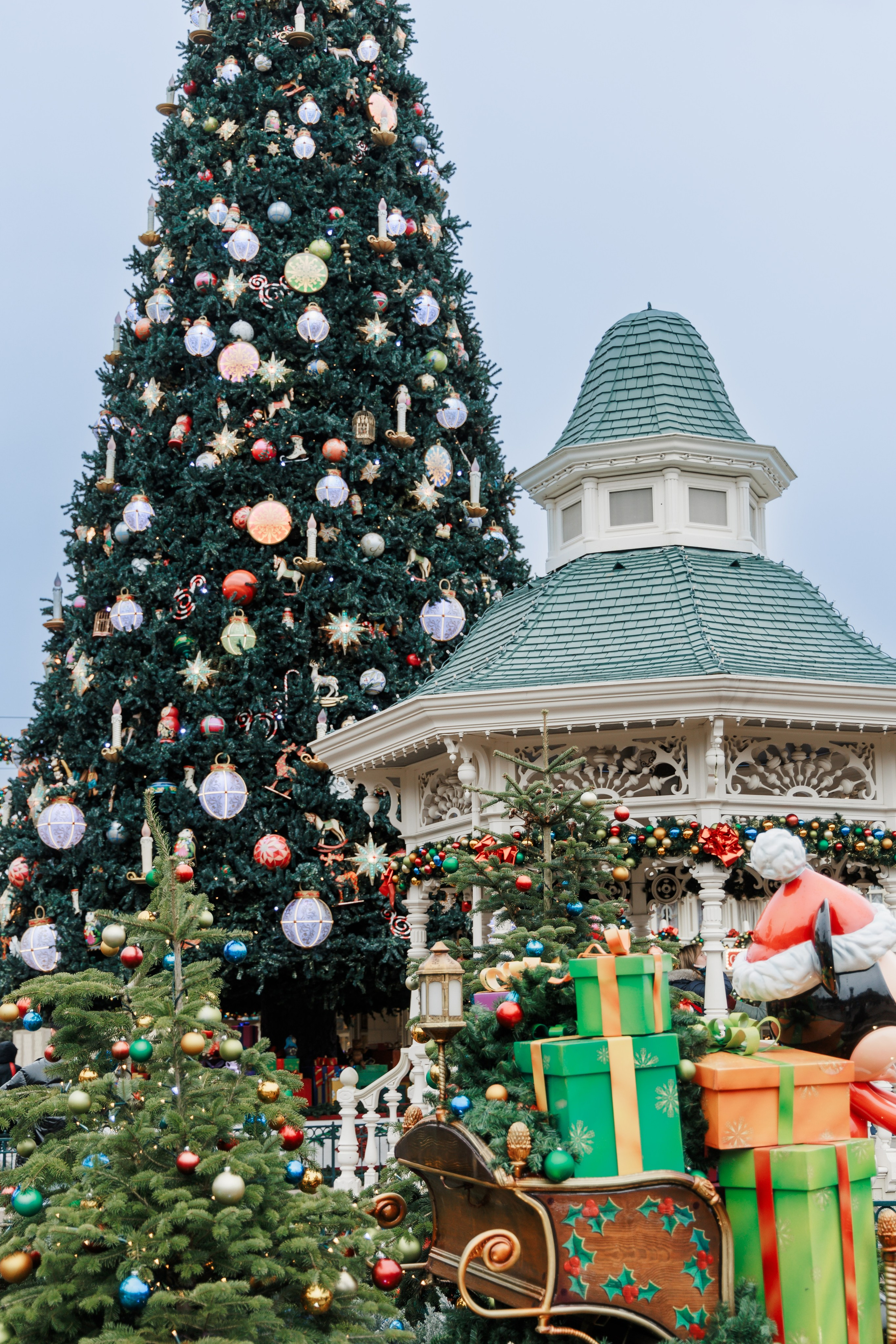 Best Photographer in Paris: Your Guide to Unforgettable Winter Photoshoots at Disneyland Paris. Photographe à Paris